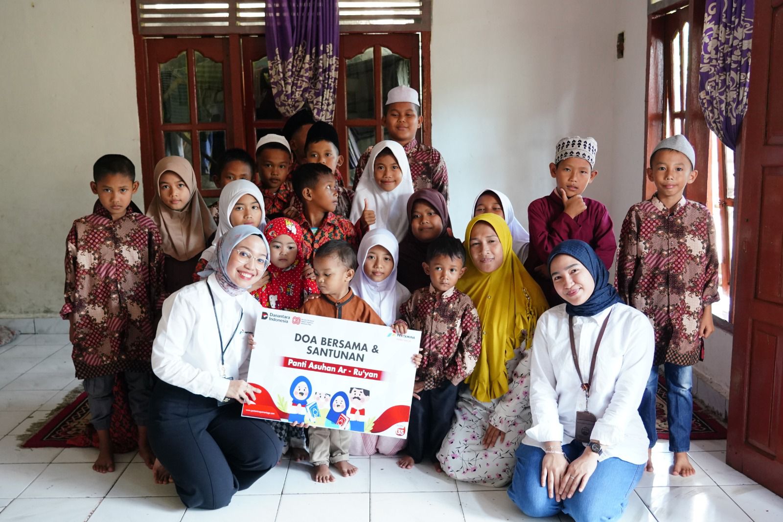 Pertamina Patra Niaga Sumbagsel memberikan santunan ke 5 panti asuhan di Palembang (DOk. Humas Pertamina Patra Niaga Sumbagsel / Seputarsumatera.com)