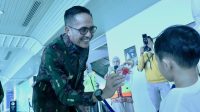 Wako Palembang Harnojoyo memberikan cinderamata ke salah satu anak, dalam rangka Hari Pelanggan Nasional (Dok. Humas Kominfo Palembang)