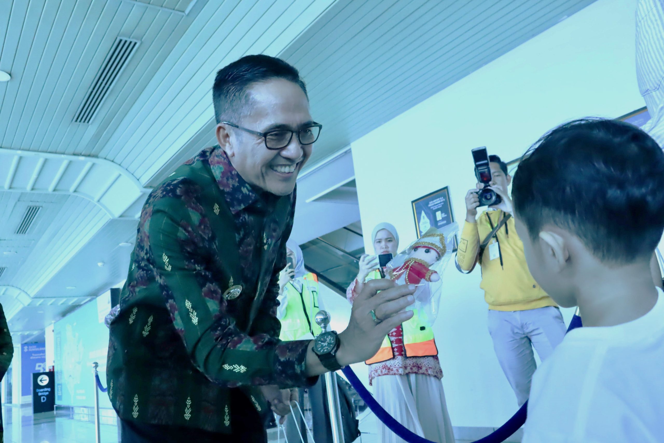 Wako Palembang Harnojoyo memberikan cinderamata ke salah satu anak, dalam rangka Hari Pelanggan Nasional (Dok. Humas Kominfo Palembang)