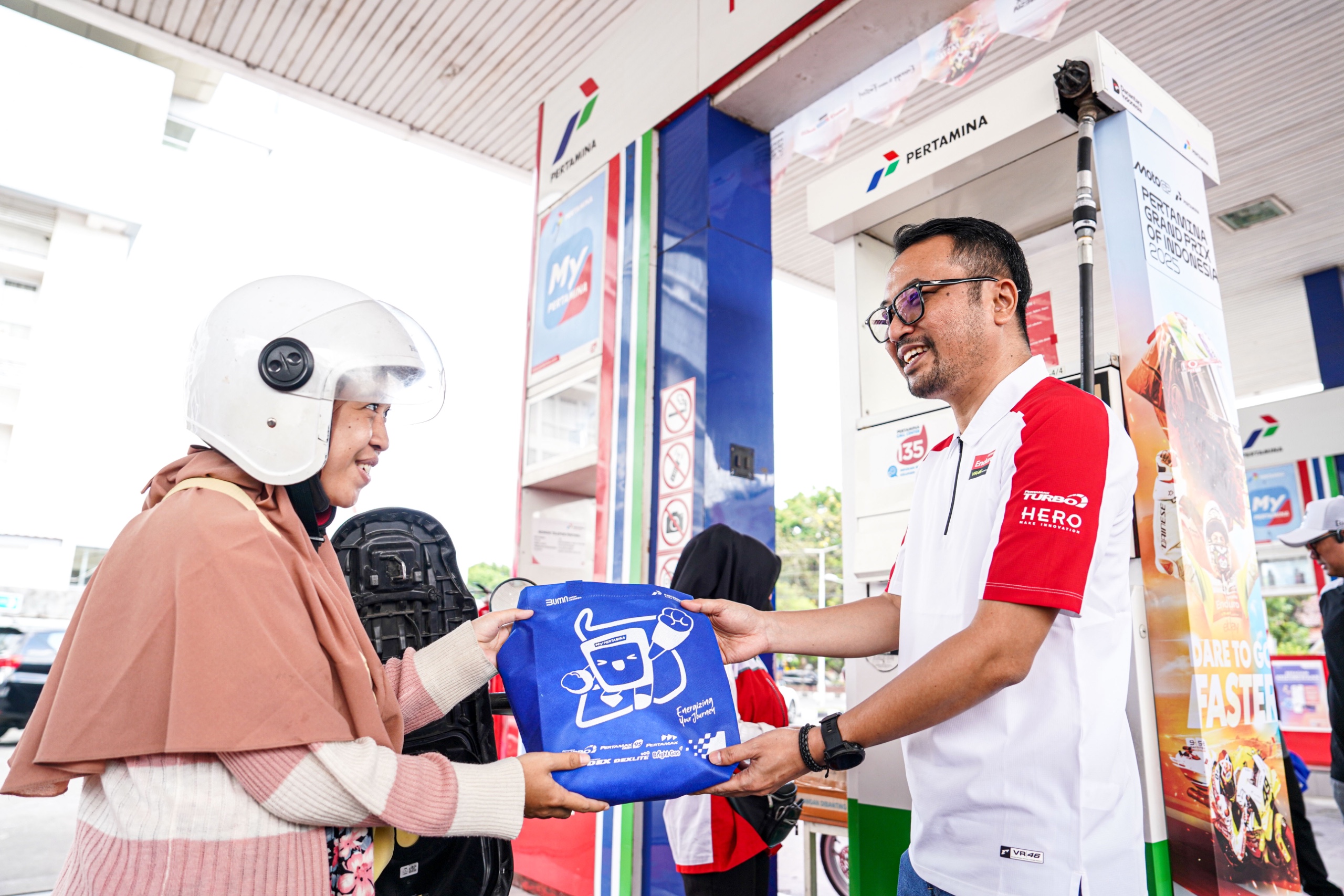 Pertamina Patra Niaga Sapa Pelanggan Setia Pertamax di SPBU Yang Pendukung MotoGP (Dok. Pertamina) 
