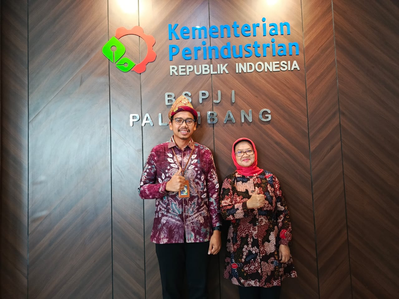 Kepala BSPJI Palembang Arya Yudistira (Ki) dan Sekretaris Badan Standardisasi dan Kebijakan Jasa Industri (BSKJI) Kemenperin Sri Hastuti Nawaningsih seusai kegiatan Business Gathering  di kantor BSPJI Palembang Sumsel (Indodaily.co)