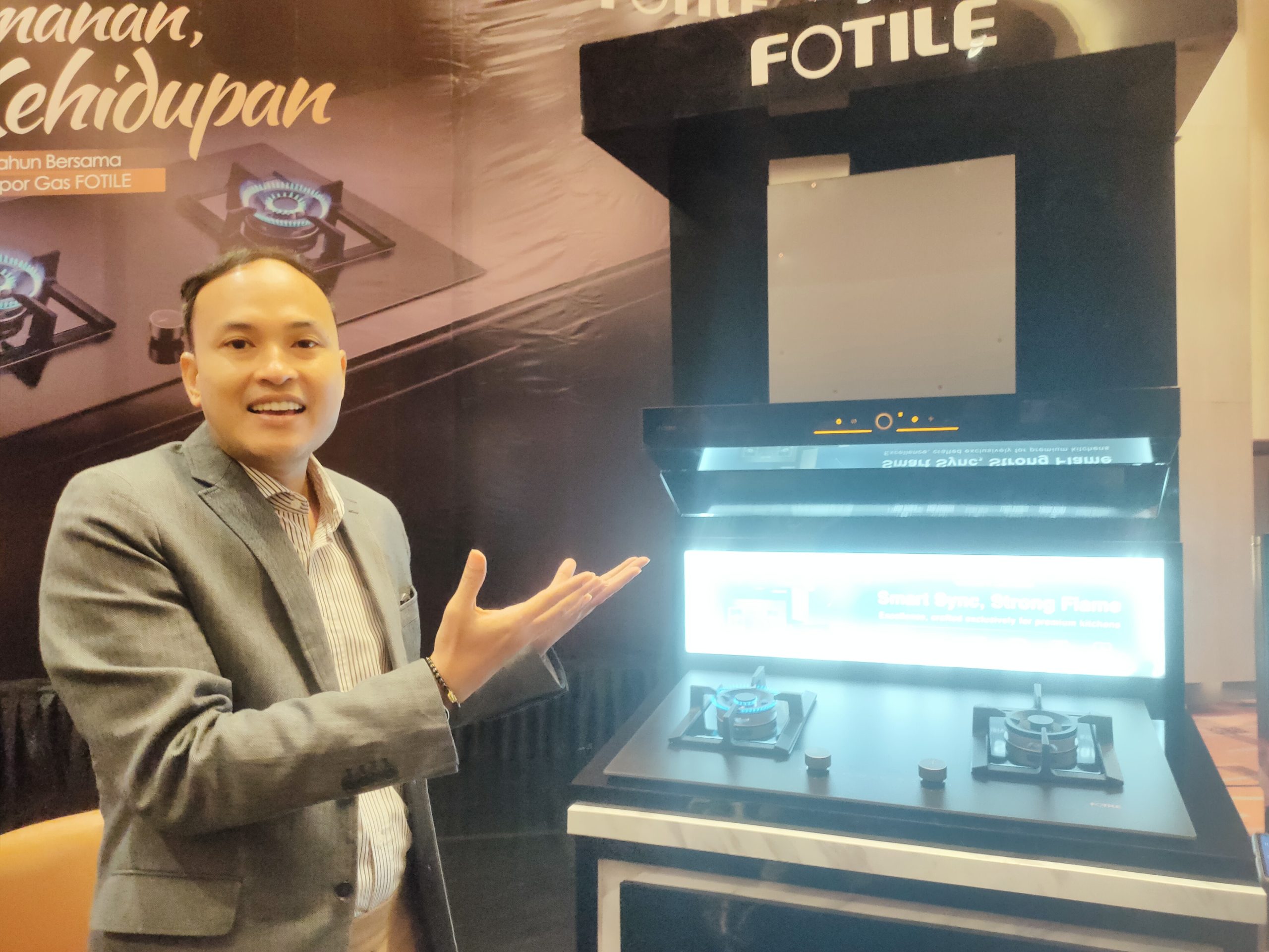 Tommy Pratomo, National Head of Marketing Fotile Indonesia saat menjelaskan keunggulan kompor gas Fotile yang sudah dipasarkan di 34 negara (Indodaily.co)