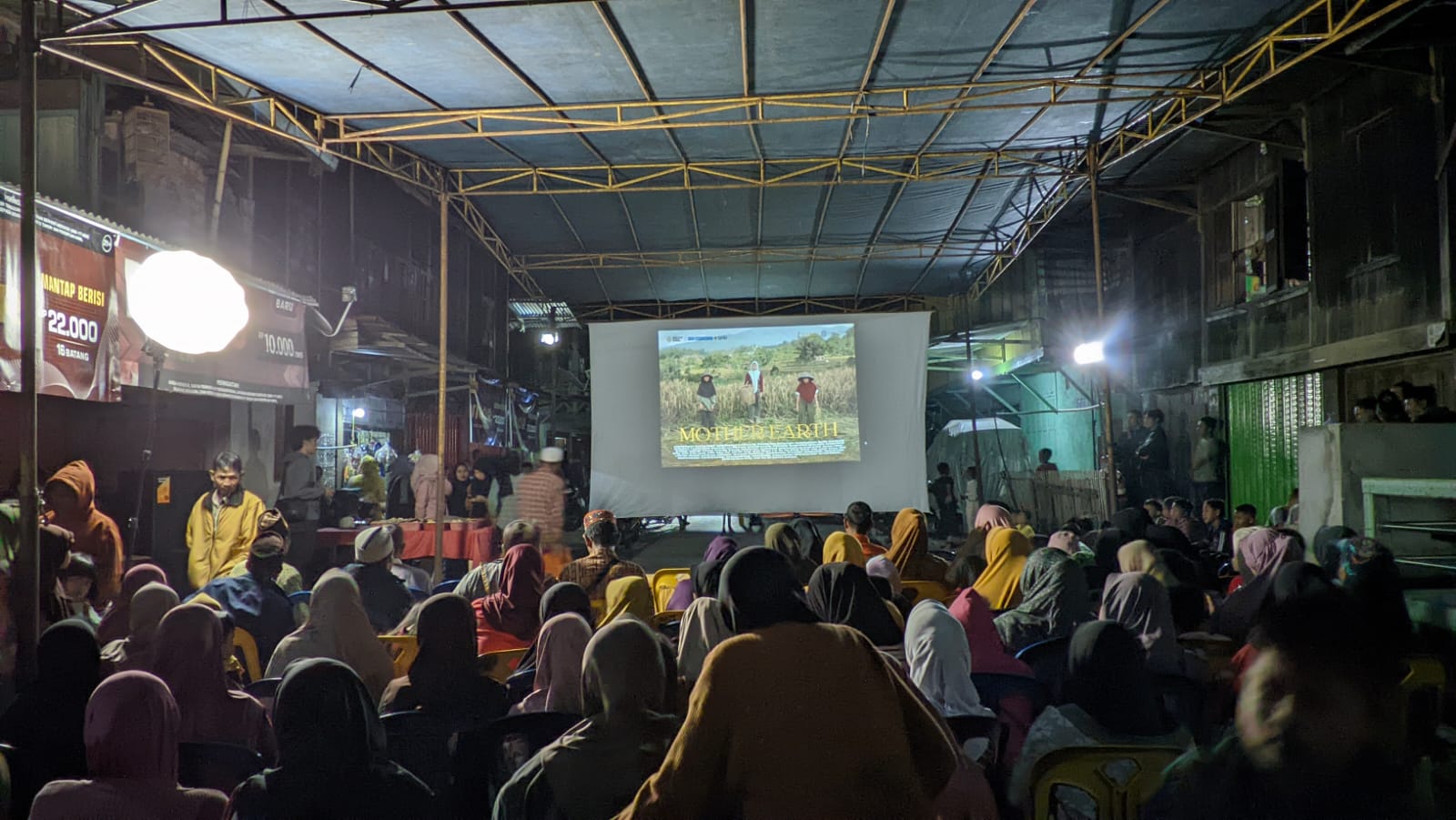 Pemutaran film Mother Earth: Tunggu Tubang Tak Akan Tumbang, Kedaulatan Pangan Berkelanjutan di Semende Muara Enim Sumsel (Dok. Humas Ghompok Kolektif)