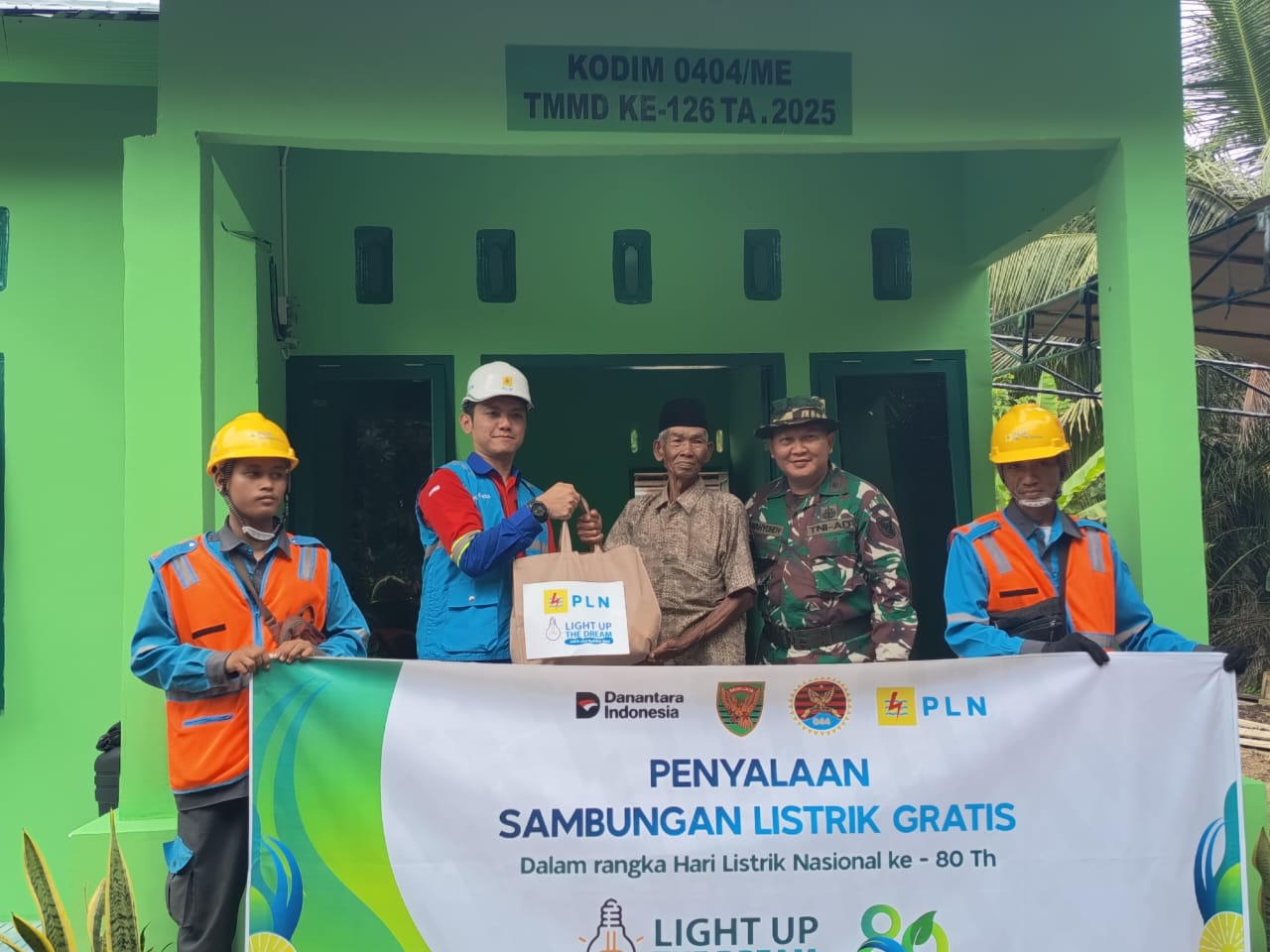 PLN UID S2JB sudah menyalurkan lebih dari 120 bantuan sambungan listrik gratis bagi masyarakat kurang mampu, terutama di wilayah Sumsel, Jambi dan Bengkulu, melalui program Light Up The Dream, salah satunya di Kabupaten Muara Enim Sumsel (Dok. Humas PLN S2JB)