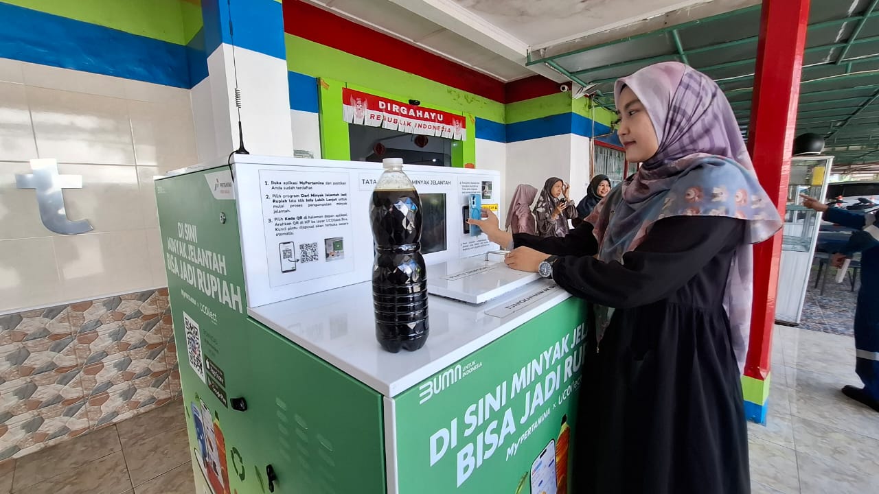 Yeti membawa lebih dari 14 liter minyak jelantah yang akan disetor ke dalam tabung UCollect Box yang tersedia di Pertamina Plaju Palembang (Nefri Inge / Indodaily.co)