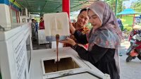 Yeti menumpahkan minyak jelantah ke dalam tabung UCollect Box yang tersedia di Pertamina Plaju Palembang (Nefri Inge / Indodaily.co) Yeti menumpahkan minyak jelantah ke dalam tabung UCollect Box yang tersedia di Pertamina Plaju Palembang (Nefri Inge / Indodaily.co)