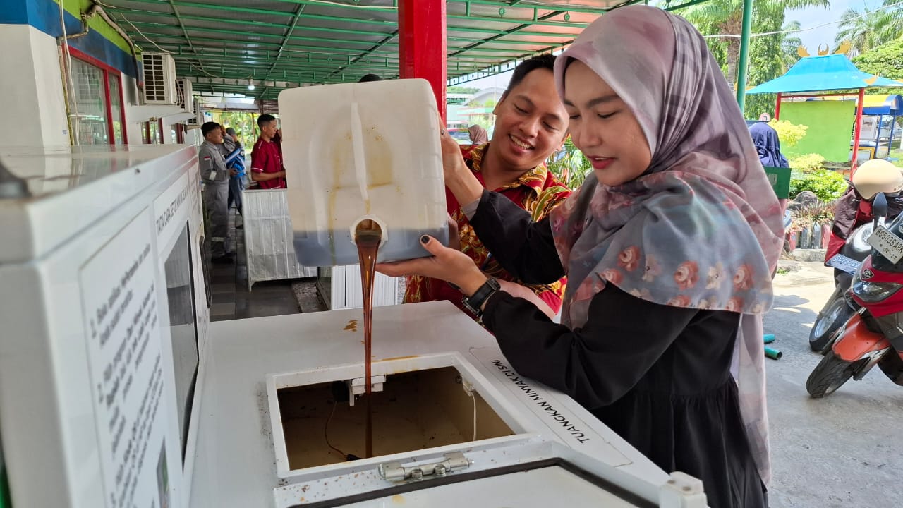 Yeti menumpahkan minyak jelantah ke dalam tabung UCollect Box yang tersedia di Pertamina Plaju Palembang (Nefri Inge / Indodaily.co) Yeti menumpahkan minyak jelantah ke dalam tabung UCollect Box yang tersedia di Pertamina Plaju Palembang (Nefri Inge / Indodaily.co)
