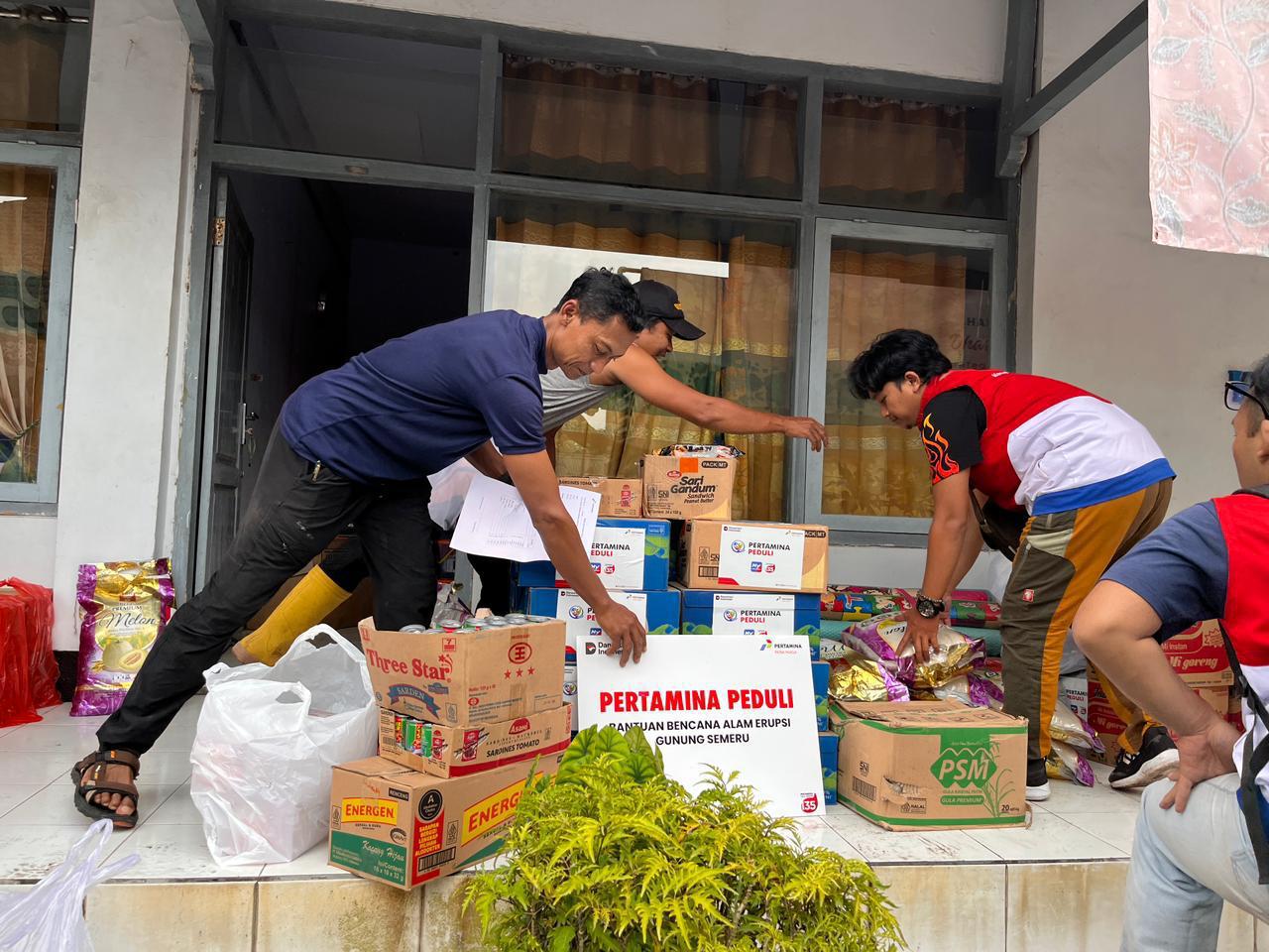 Pertamina Patra Niaga membagikan ratusan paket bantuan ke masyarakat yang terdampak erupsi Gunung Semeru khususnya di Kabupaten Lumajang Jatim (Dok. Humas Pertamina Patra Niaga)