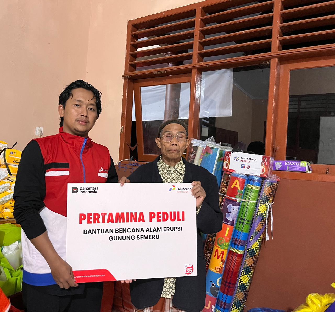 Pertamina Patra Niaga membagikan ratusan paket bantuan ke masyarakat yang terdampak erupsi Gunung Semeru khususnya di Kabupaten Lumajang Jatim (Dok. Humas Pertamina Patra Niaga)