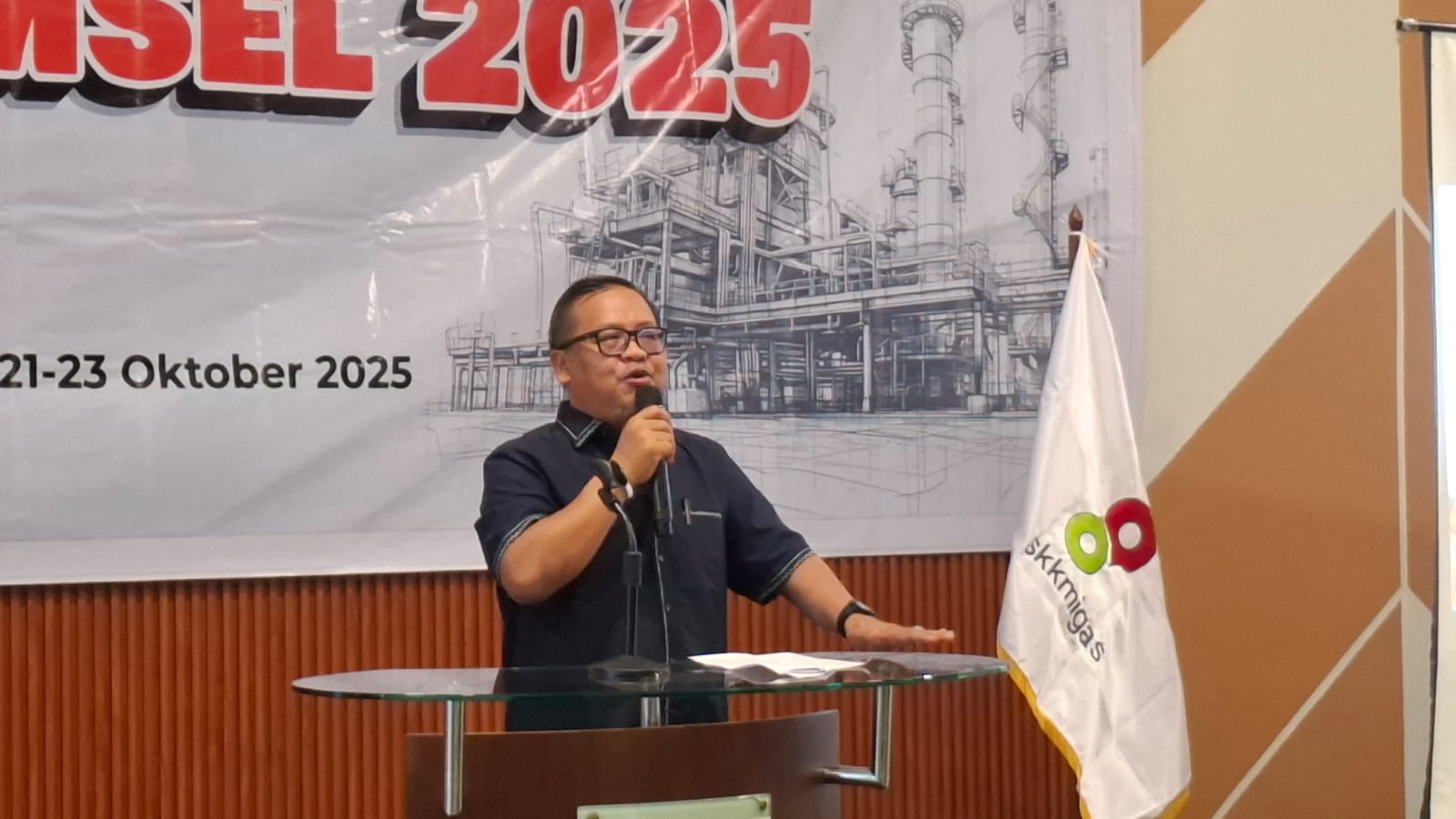 Kepala Departemen Formalitas dan Komunikasi SKK Migas Sumbagsel Safe’i Syafri, saat membuka Gathering Media FJM Sumsel 2025 di Lampung (Nefri Inge / Indodaily.co)