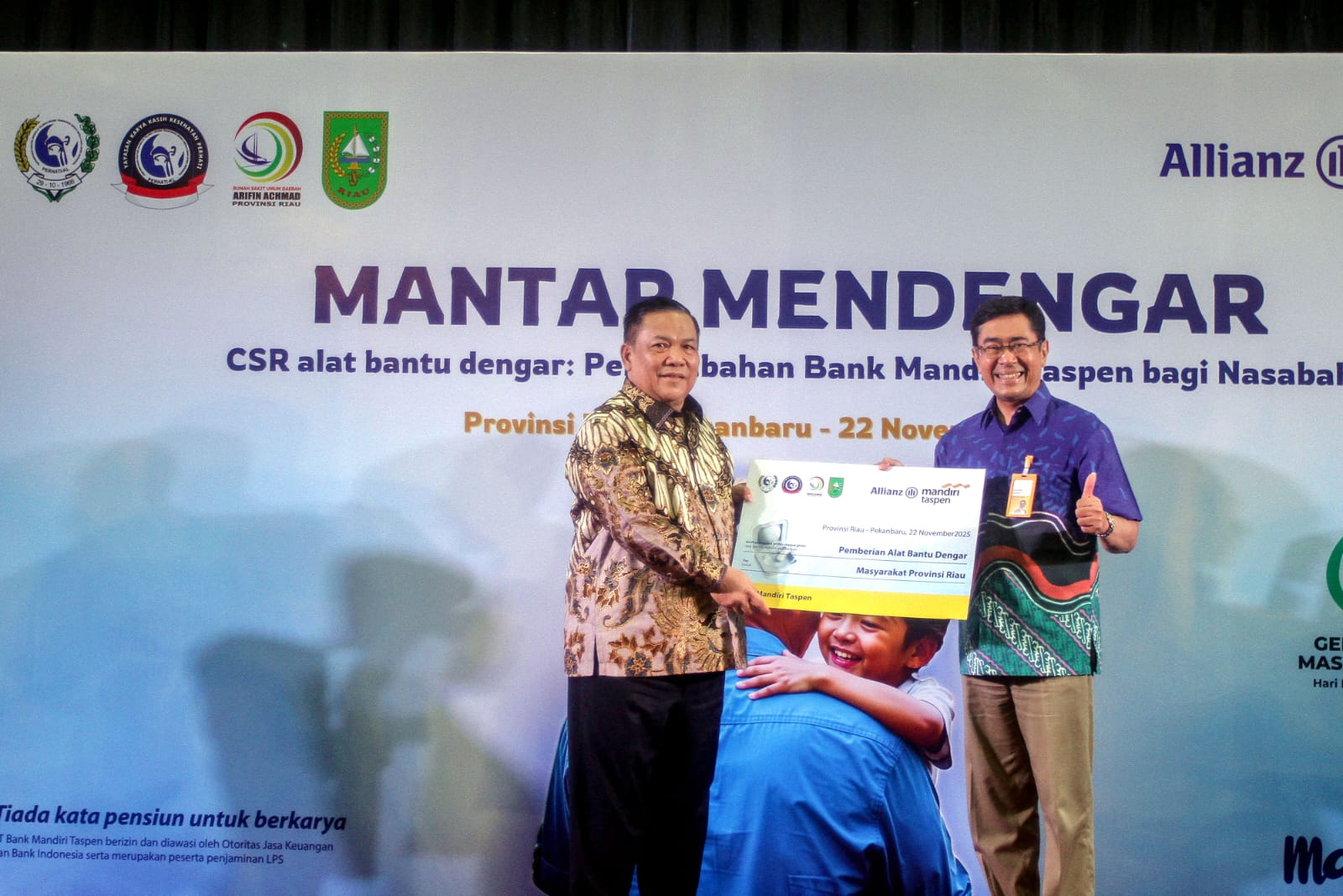 Momen Penyerahan Simbolis Program Mantap Mendengar oleh Plt. Direktur Utama Bank Mandiri Taspen, Maswar Purnama dan Plt. Gubernur Riau, Sofyan Franyata Hariyanto di RSUD Arifin Achmad (Dok. Humas Bank Mandiri Taspen / Indodaily.co)
