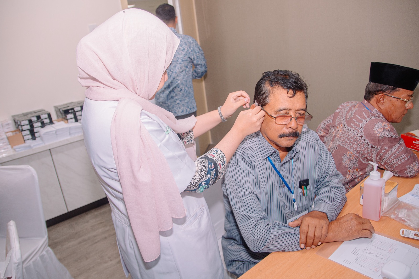 Nasabah Bank Mandiri Taspen menjalani screening pendengaran, pemeriksaan kesehatan, hingga mendapatkan alat bantu dengar secara gratis (Dok. Humas Bank Mandiri Taspen / Indodaily.co)