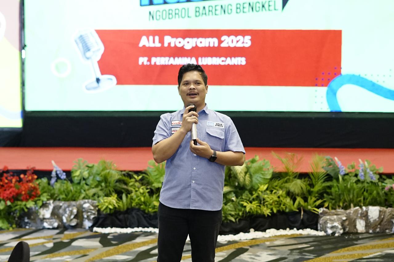 SAS Retail Outer Palembang , Sumitro Arjuna Sianturi saat mengisi materi edukasi Ngobeng ke para owner bengkel di Palembang terkait cara membedakan pelumas oli asli atau palsu (Dok. Humas Pertamina Lubricants / Indodaily.co)