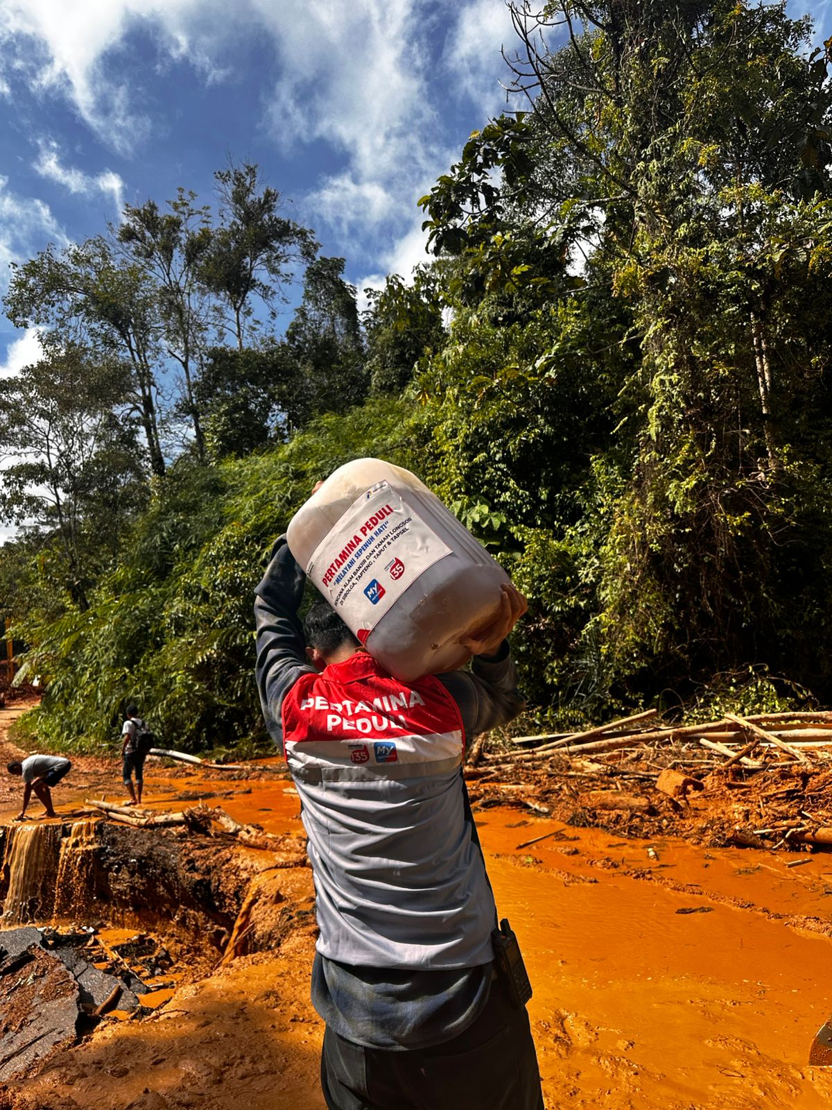 PT Pertamina (Persero) pasok 8000 liter bahan bakar jenis Dexlite untuk mendukung operasional alat berat penanggulangan bencana di wilayah Tapanuli dan Sibolga Sumut (Dok. Humas Pertamina Patra Niaga)