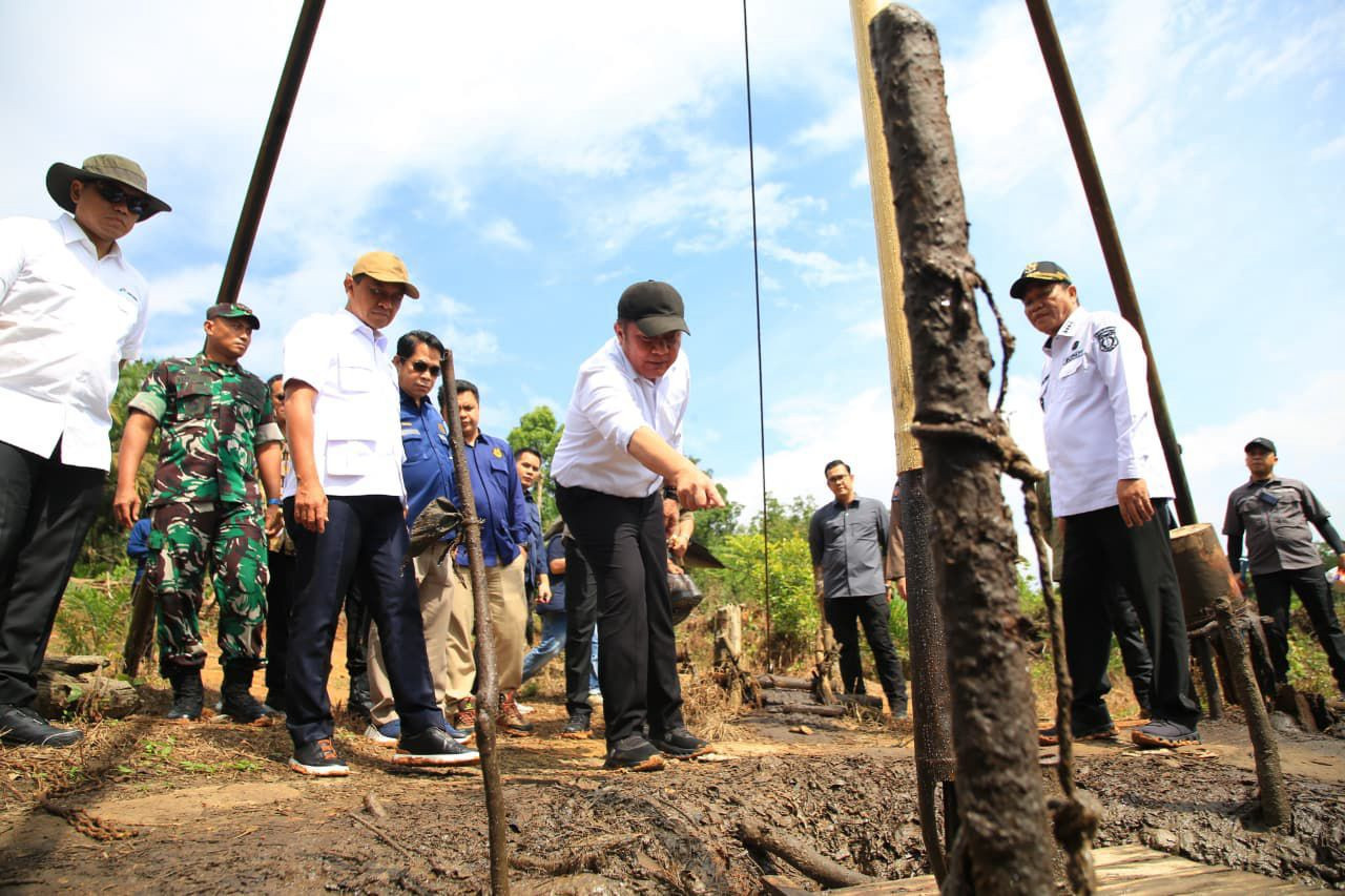 Pada Kamis (16/10/2025), Menteri ESDM Bahlil Lahadalia bersama Gubernur Sumsel Herman Deru saat meninjau aktivitas sumur minyak rakyat di Kecamatan Keluang, Kabupaten Musi Banyuasin Sumsel (Dok. Humas Pemprov Sumsel / Indodaily.co)