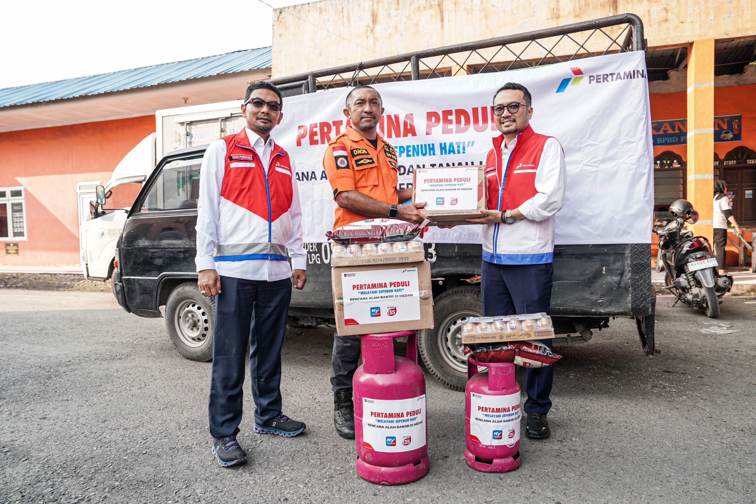Direktur Utama Pertamina Patra Niaga, Mars Ega Legowo Putra saat mengunjungi Dapur Umum di Posko BPBD Provinsi Sumut pada Senin (1/12/2025) (Dok. Humas Pertamina Patra Niaga)