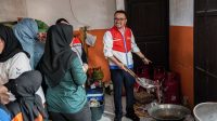Direktur Utama Pertamina Patra Niaga, Mars Ega Legowo Putra saat mengunjungi Dapur Umum di Posko BPBD Provinsi Sumut pada Senin (1/12/2025) (Dok. Humas Pertamina Patra Niaga)