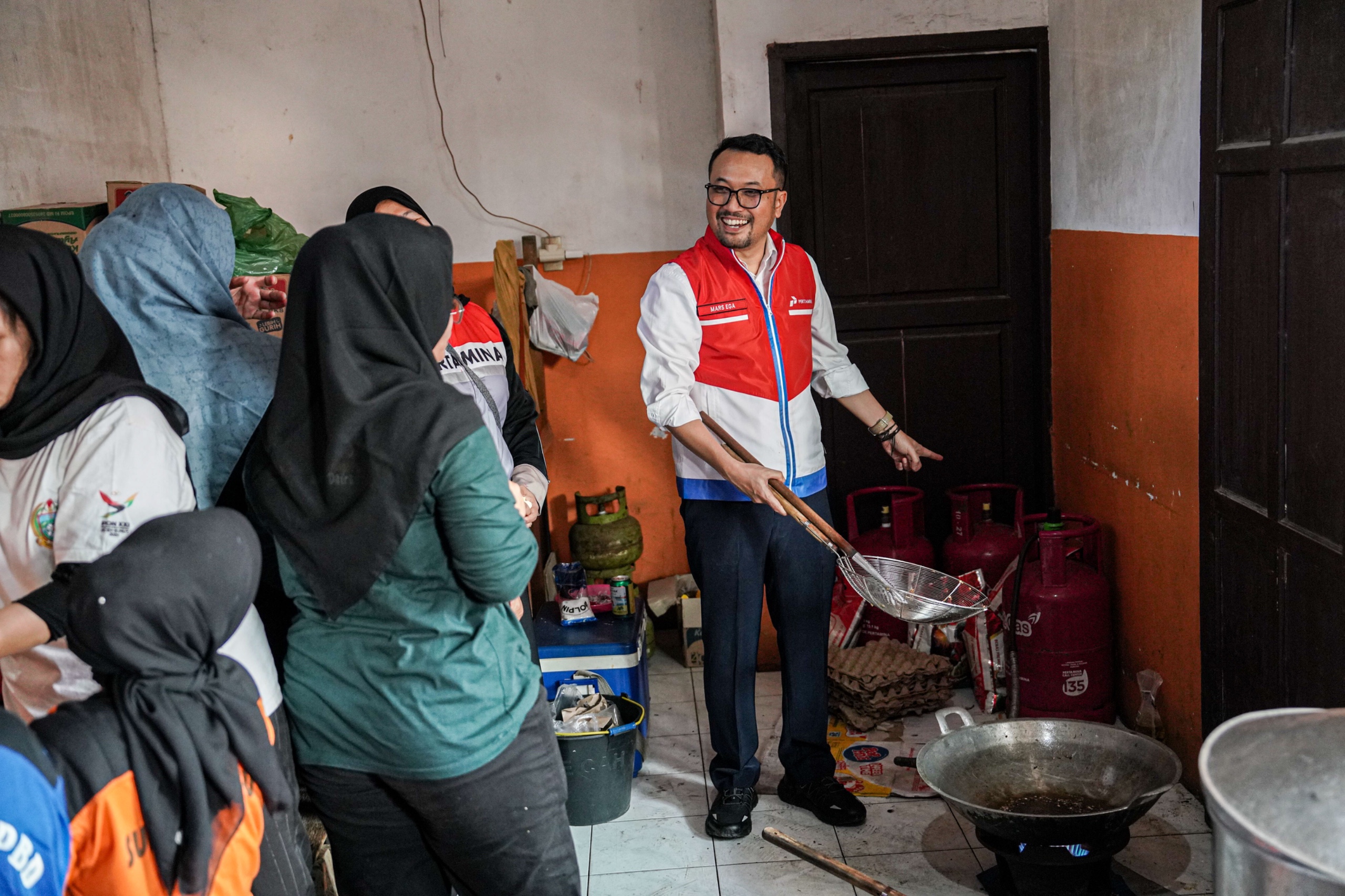 Direktur Utama Pertamina Patra Niaga, Mars Ega Legowo Putra saat mengunjungi Dapur Umum di Posko BPBD Provinsi Sumut pada Senin (1/12/2025) (Dok. Humas Pertamina Patra Niaga)