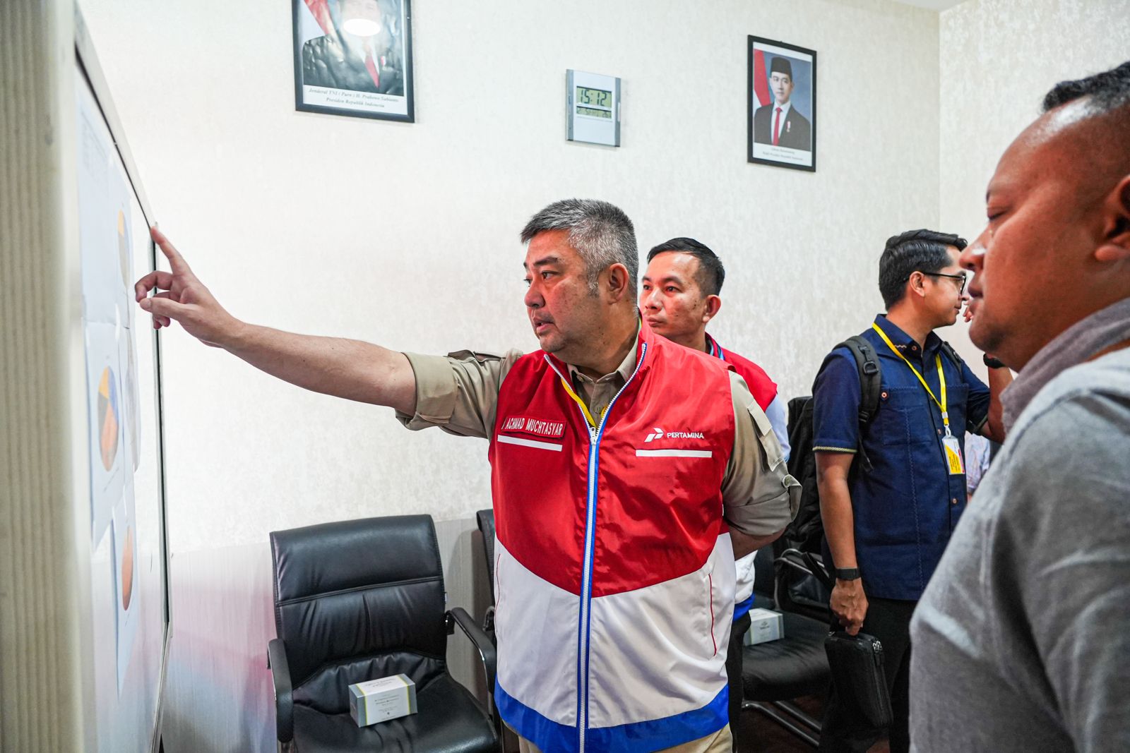 Wakil Direktur Utama Pertamina Patra Niaga, Achmad Muchtasyar saat melakukan koordinasi penyaluran BBM dan LPG dalam percepatan pemulihan energi di Aceh pada Jumat (5/12) di Fuel Terminal Krueng Raya, Aceh (Dok. Humas Pertamina Patra Niaga)