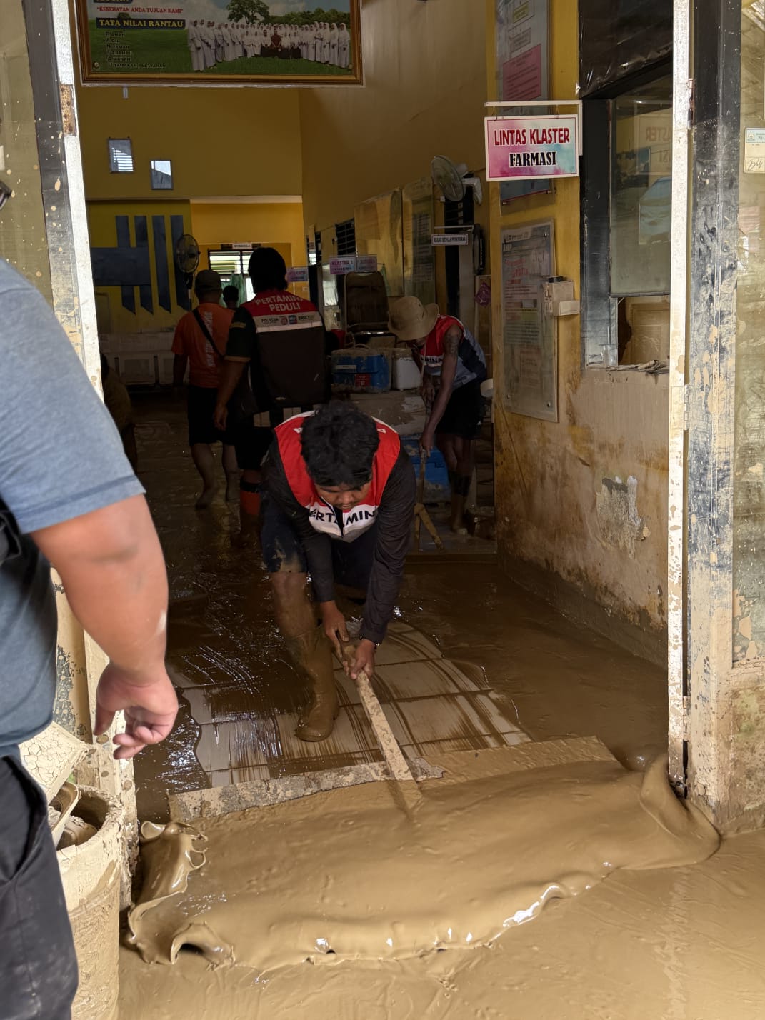 Bersihkan Puskesmas Rantau, Cara Pertamina Pulihkan Layanan Kesehatan di Aceh Tamiang (Dok. Humas Pertamina Patra Niaga)