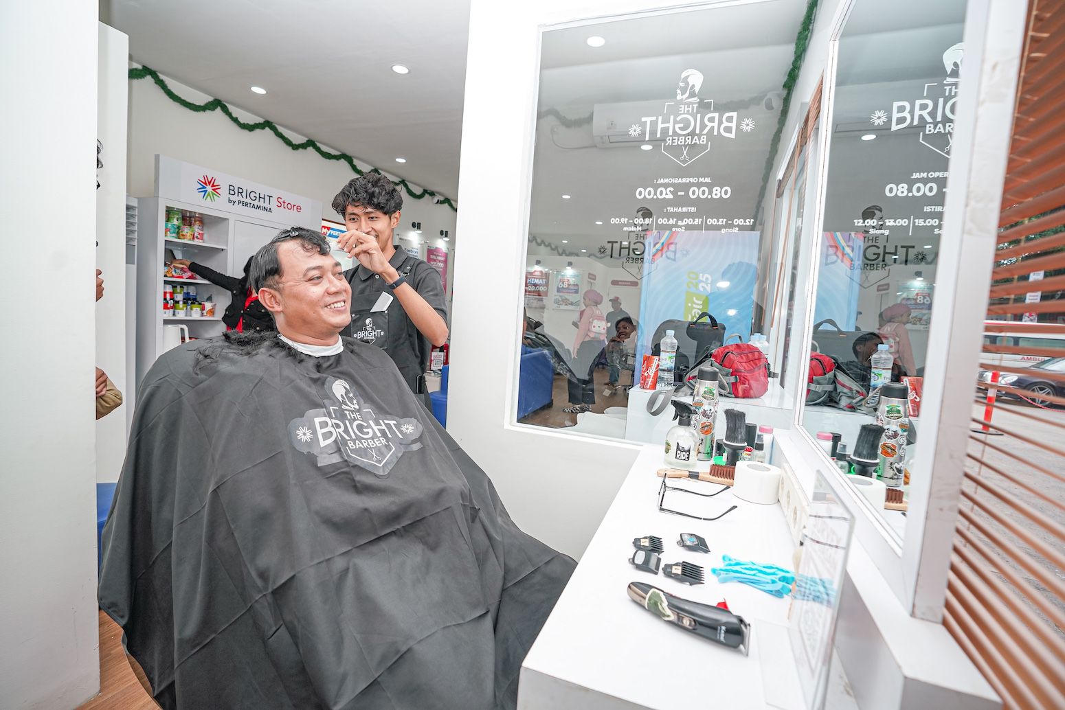 Layanan barbershop di Serambi MyPertamina (Dok. Humas Pertamina Patra Niaga / Seputarsumatera.com)