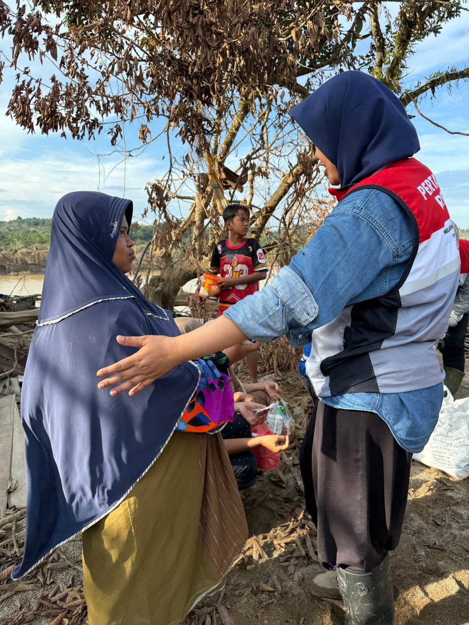dr. Haryati, salah satu tim medis relawan Pertamina Peduli sedang memeriksa ibu hamil di Kampung Sunting, Aceh Tamiang. Kampung Sunting terdampak bencana cukup berat, menyebabkan akses kesehatan terbatas bagi warga (Dok. Humas Pertamina Patra Niaga)