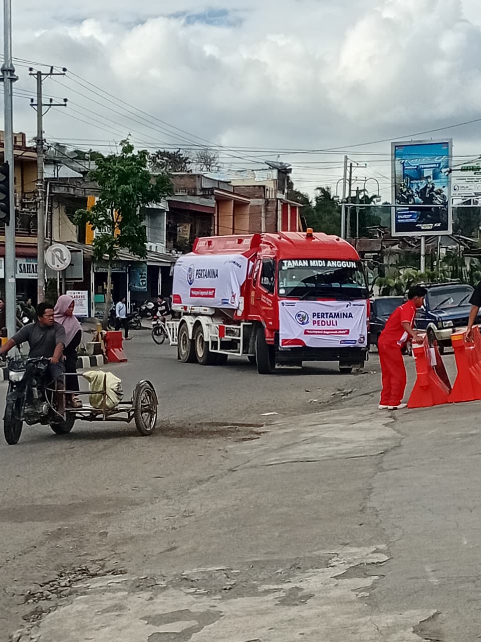 Kedatangan Armada Mobil Tangki BBM Pertamina di SPBU Takengon disambut haru oleh masyarakat. Pertamina berhasil melakukan distribusi ke Takengon, Aceh Tengah sejak Jumat, 19 Desember 2025 (Dok. Humas Pertamina Patra Niaga)