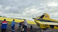 Proses pengiriman BBM dari Medan ke Bener Meriah dan Takengon, Aceh Tengah, menggunakan multimoda pesawat jenis Air Tractor dan Mobil Tangki BBM berukuran medium (Dok Humas Pertamina Patra Niaga)