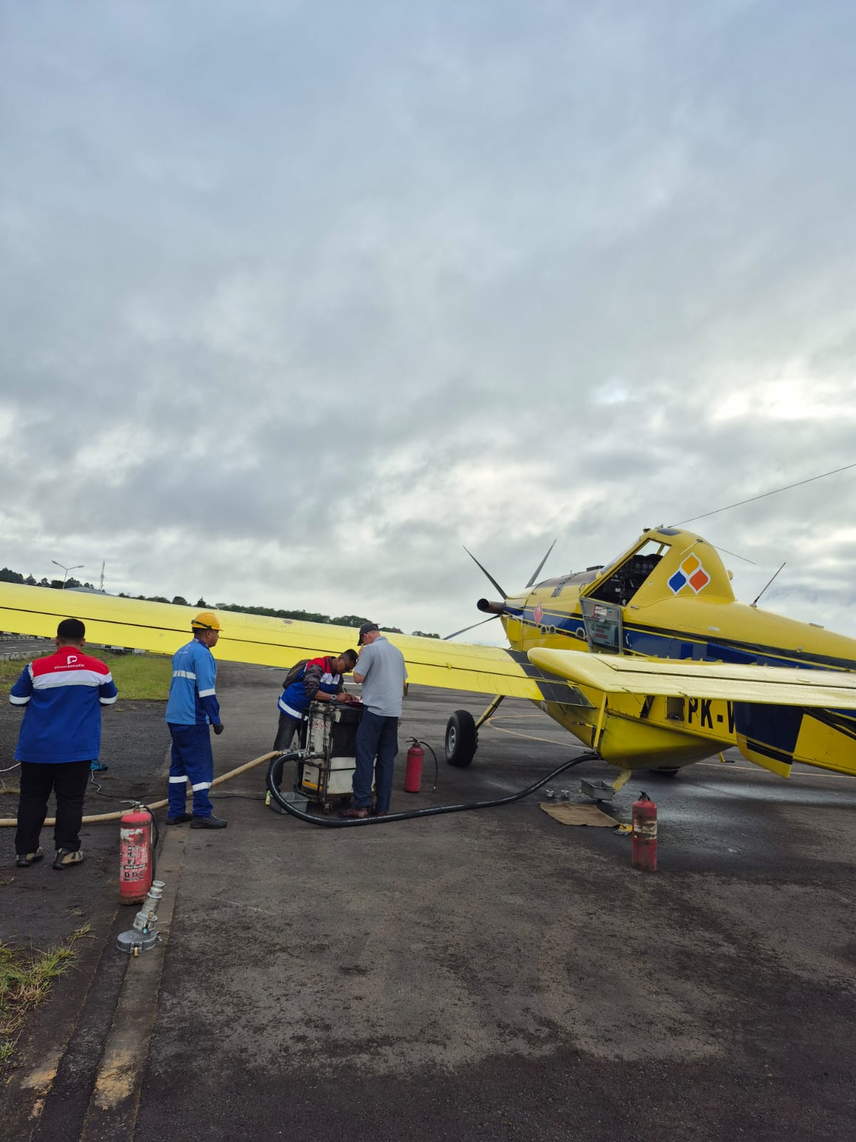 Proses pengiriman BBM dari Medan ke Bener Meriah dan Takengon, Aceh Tengah, menggunakan multimoda pesawat jenis Air Tractor dan Mobil Tangki BBM berukuran medium (Dok Humas Pertamina Patra Niaga)
