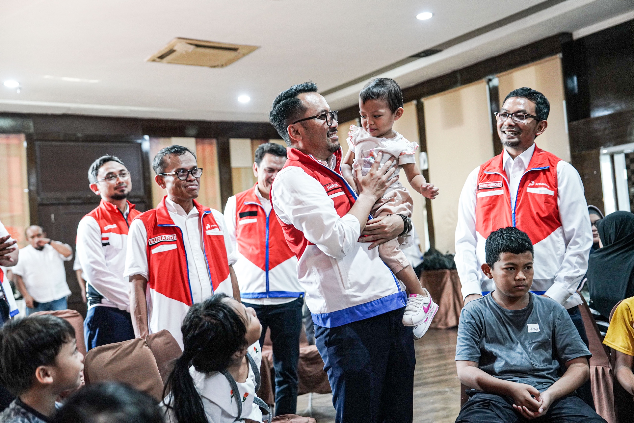 Dirut Pertamina Patra Niaga, Mars Ega Legowo Putra turun langsung ke lokasi terdampak pada Senin (1/12/2025. Dia juga menggendeng salah satu anak kecil yang ada di pengungsian di Medan Sumut (Dok. Humas Pertamina Patra Niaga / Indodaily.co)