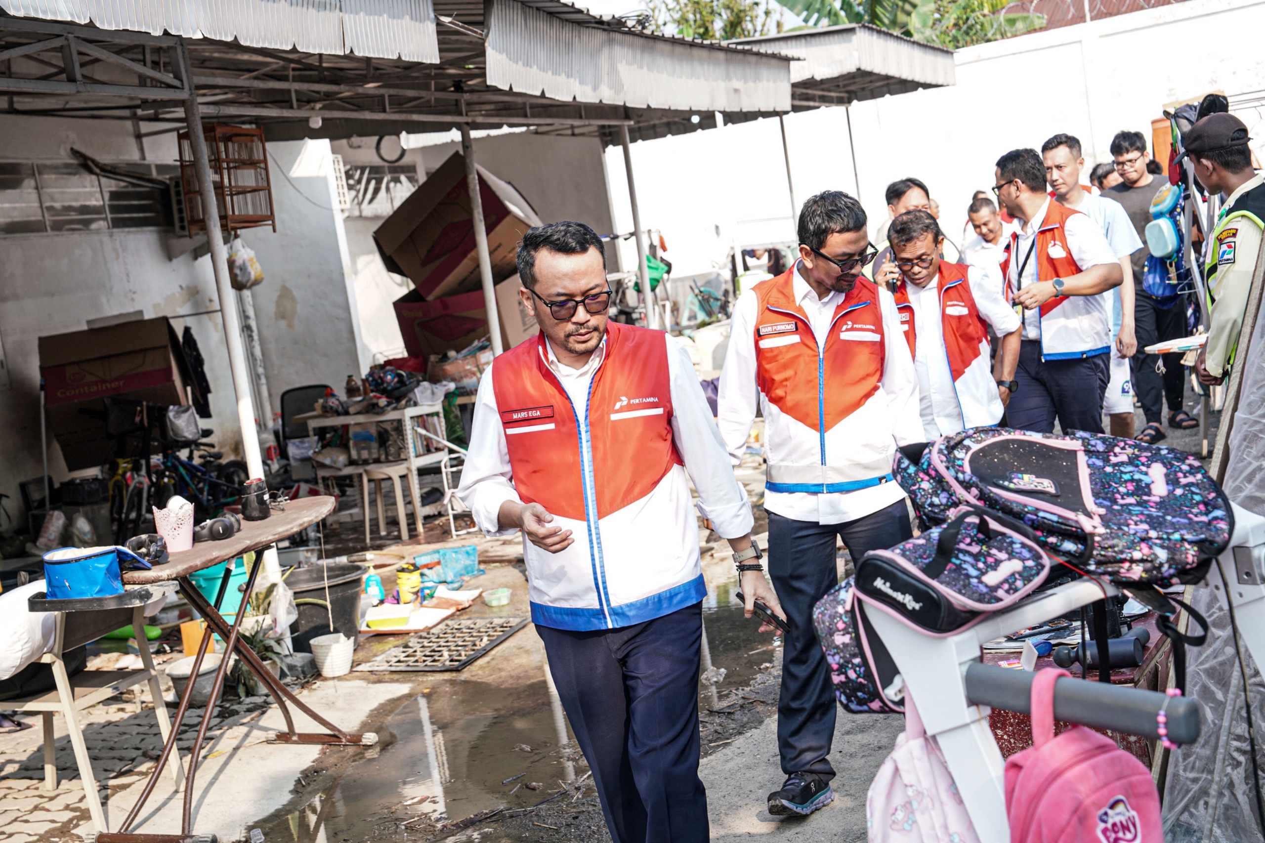 Dirut Pertamina Patra Niaga, Mars Ega Legowo Putra turun langsung ke lokasi terdampak pada Senin (1/12/2025) di Medan Sumut (Dok. Humas Pertamina Patra Niaga / Indodaily.co)