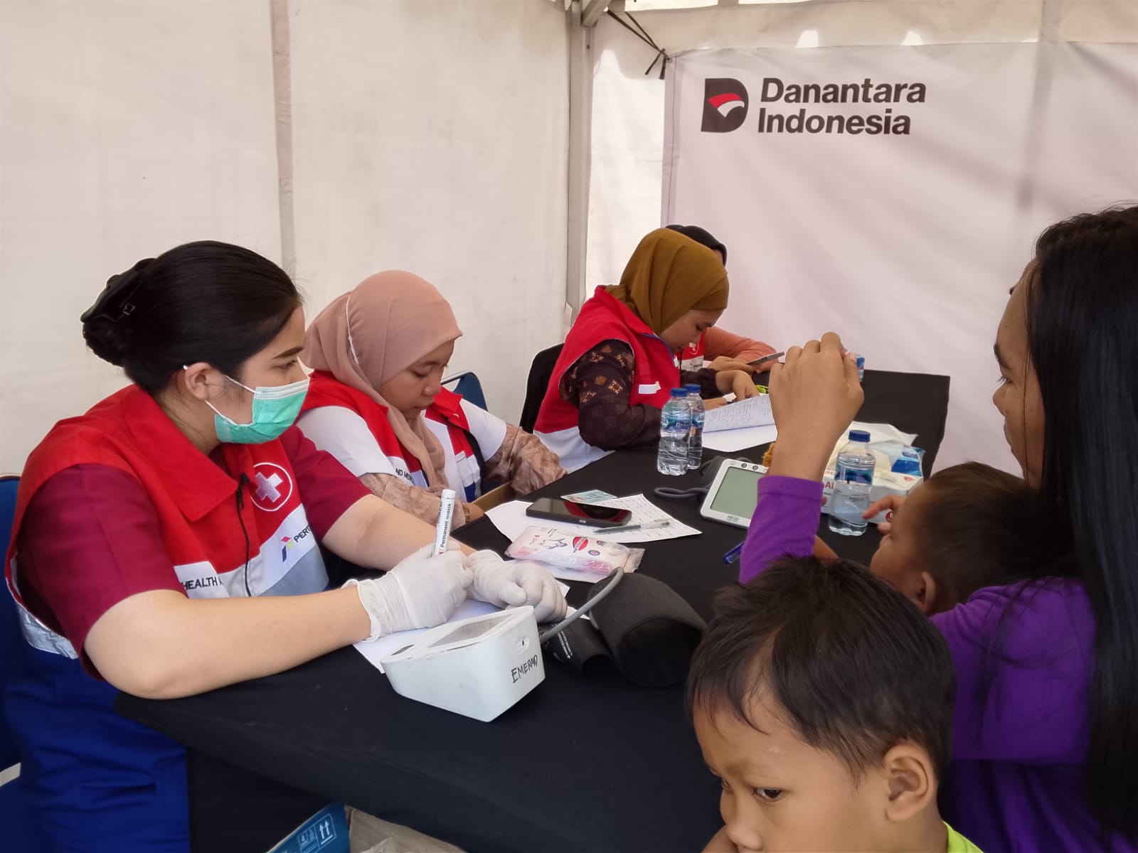 Pertamina dirikan posko layanan kesehatan pasca banjir di depan Fuel Terminal Medan Labuhan Sumut (Dok. Humas Pertamina Patra Niaga)