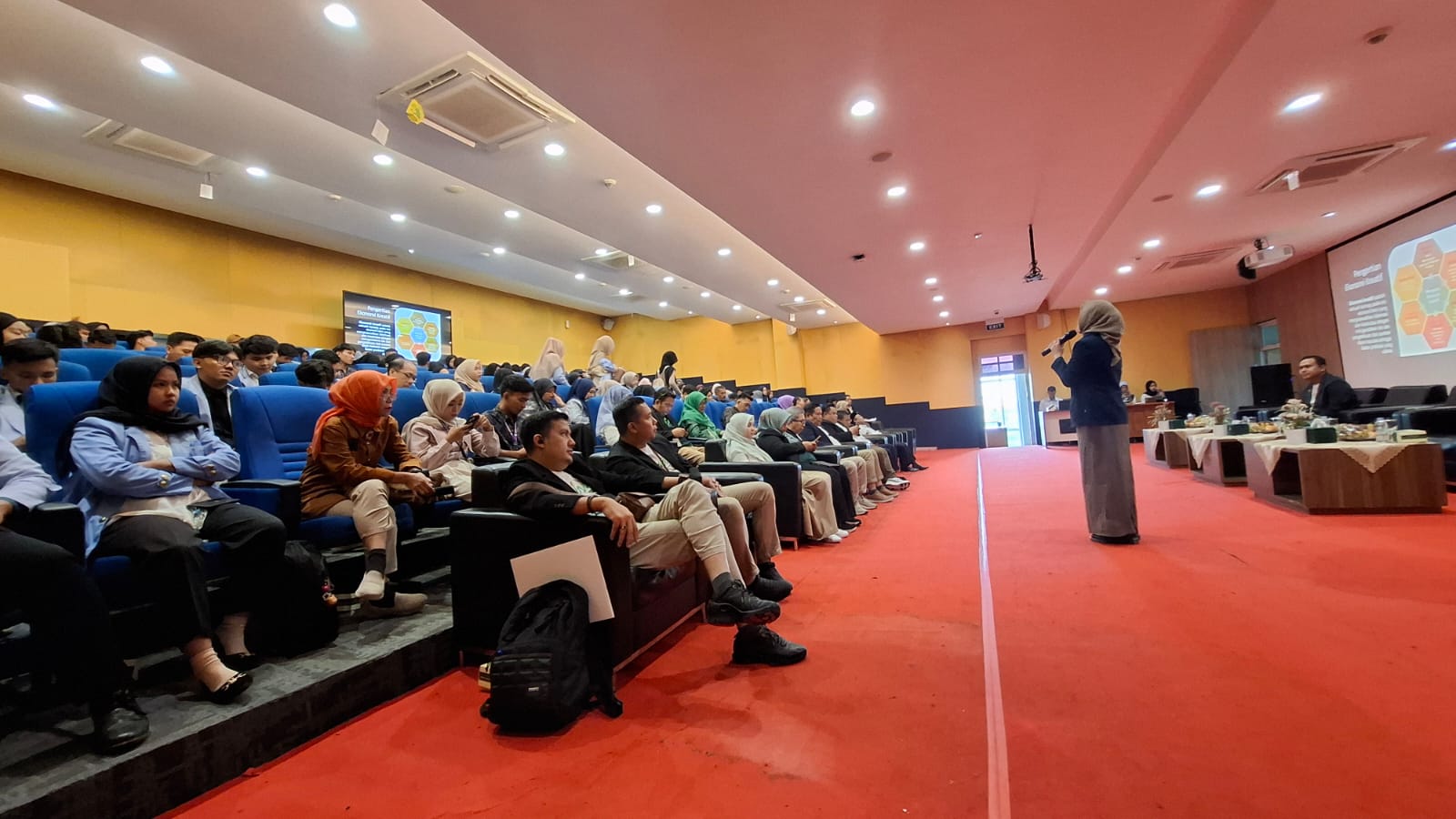 Seminar Nasional bertema Go Sharia Smart Financial to Secure Your Future, yang berlangsung di gedung Rektorat UIN Raden Fatah Jakabaring Palembang (Indodaily.co)
