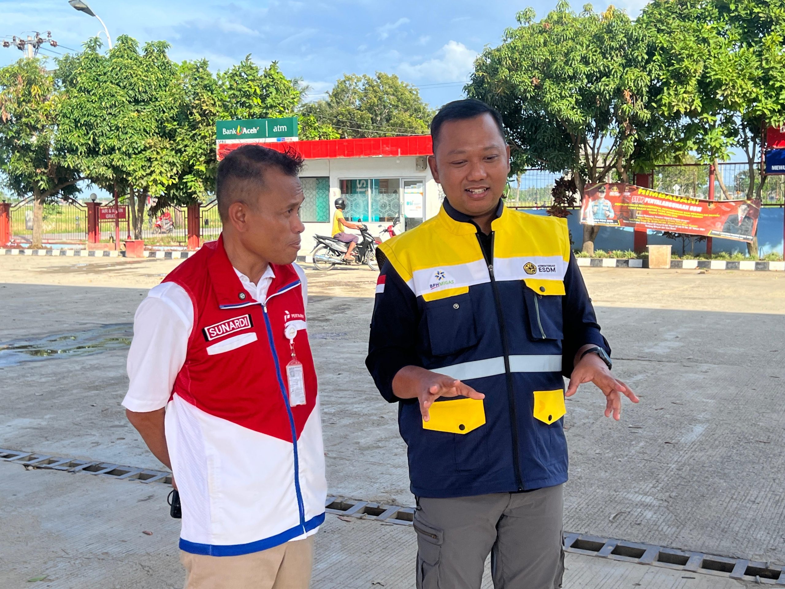 Badan Pengatur Hilir Minyak dan Gas Bumi (BPH Migas) meninjau langsung kondisi pasokan dan distribusi bahan bakar minyak (BBM) di Kabupaten Pidie dan Kabupaten Pidie Jaya Aceh (Dok. Humas BPH Migas)