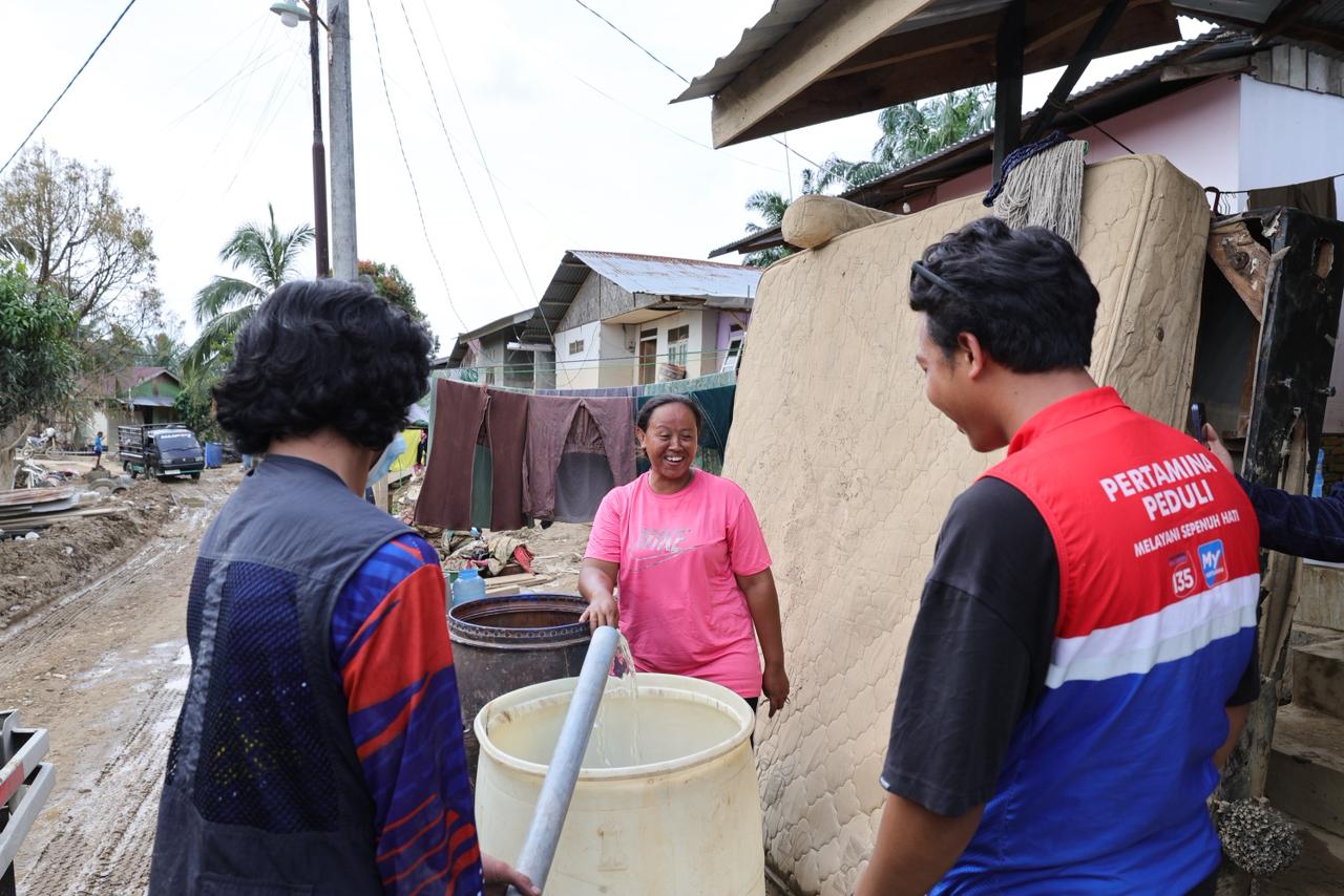 Pertamina melalui program Pertamina Peduli menyalurkan bantuan air bersih ke wilayah Kebun Tanah Kerban, Karang Baru, Aceh tamiang, Aceh, Kamis, (1/1/2026) (Dok. Pertamina / Indodaily.co) 