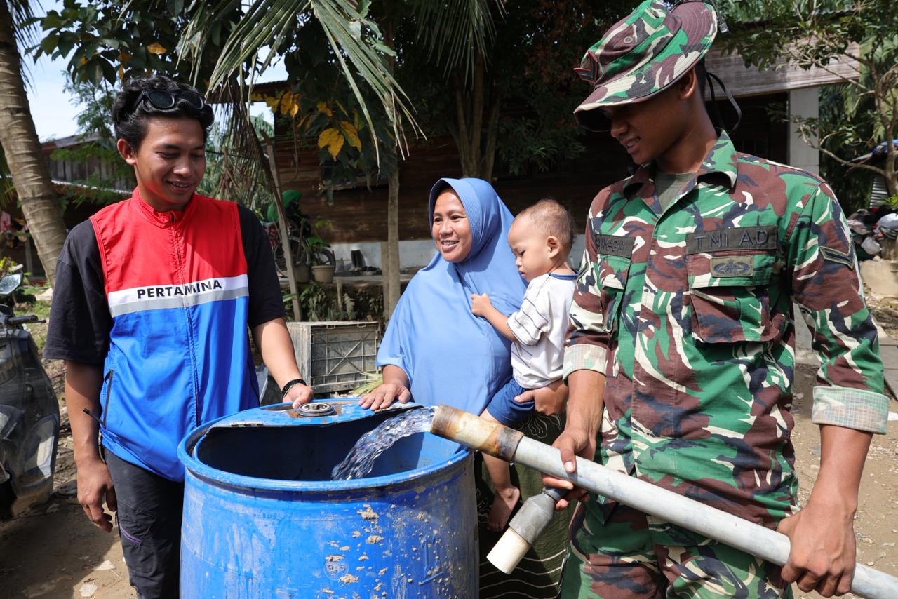 Pertamina melalui program Pertamina Peduli menyalurkan bantuan air bersih ke wilayah Kebun Tanah Kerban, Karang Baru, Aceh tamiang, Aceh, Kamis, (1/1/2026) (Dok. Pertamina / Indodaily.co)