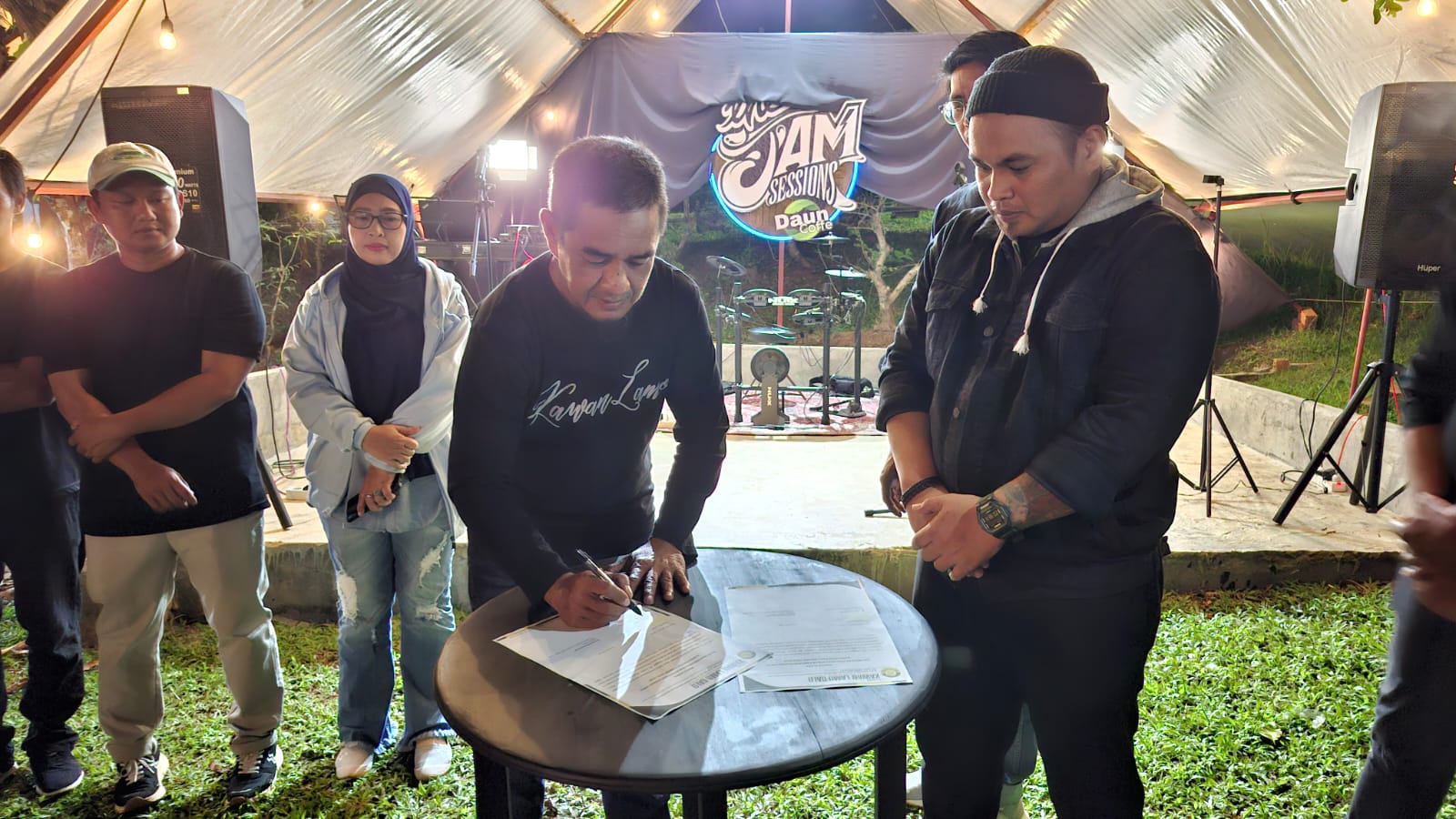 Ketua DPP Yayasan Kawan Lamo Galo Sumsel M Fitriansyah atau Mpit Bae, menandatangani SK pelantikan DPD PALI Sumsel (Dok. Humas Yayasan Kawan Lamo Galo Sumsel)