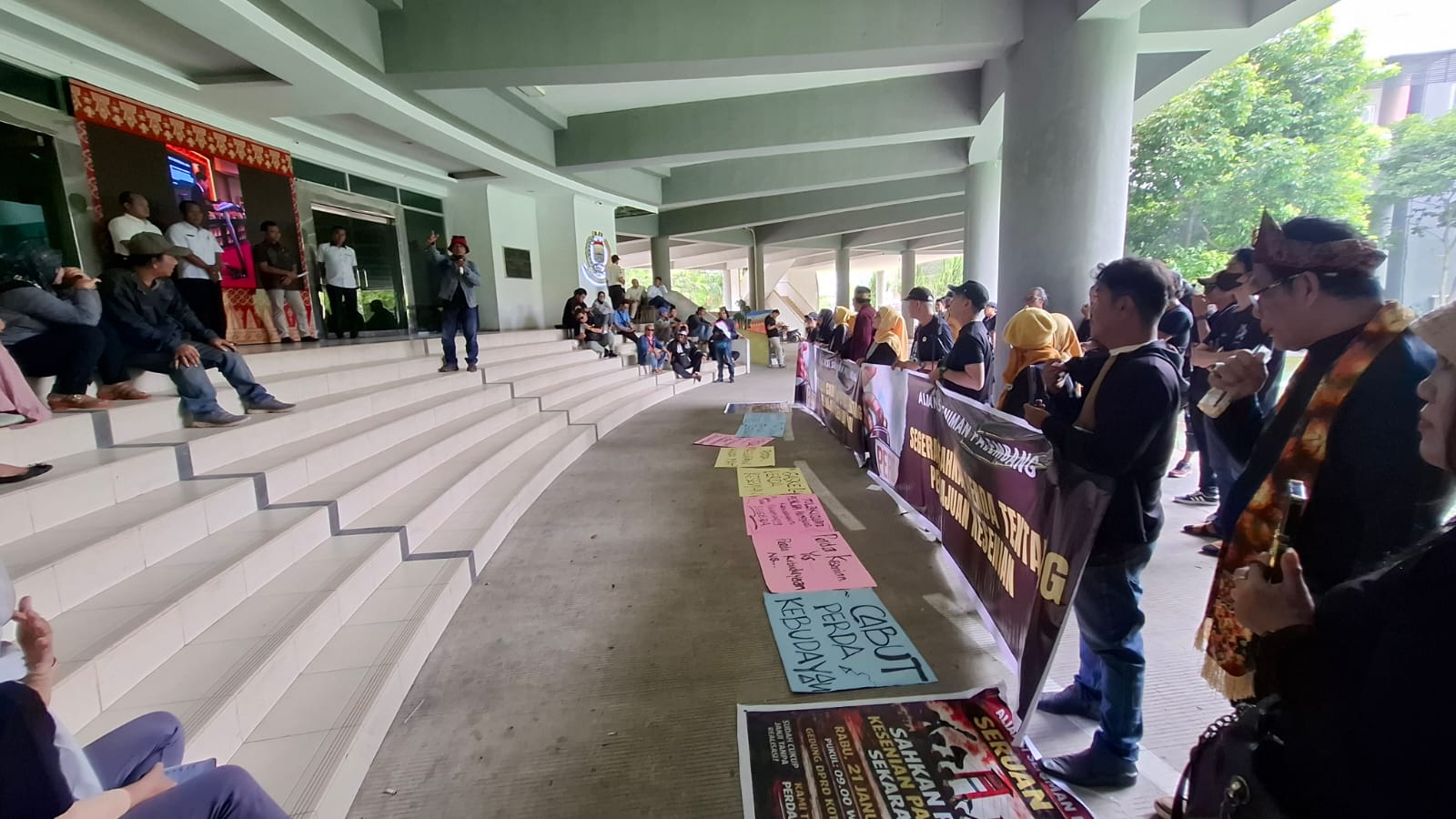 Aliansi Seniman Palembang saat menyampaikan aspirasi terkait pengesahan Perda Pemajuan Kesenian di DPRD Palembang (Dok. Humas Aliansi Seniman Palembang)