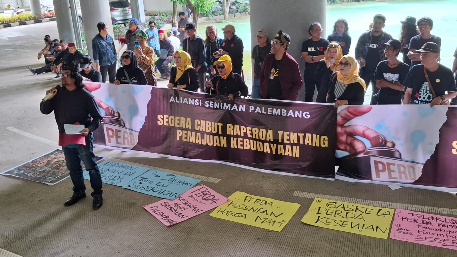 Aliansi Seniman Palembang saat menyampaikan aspirasi terkait pengesahan Perda Pemajuan Kesenian di DPRD Palembang (Dok. Humas Aliansi Seniman Palembang)