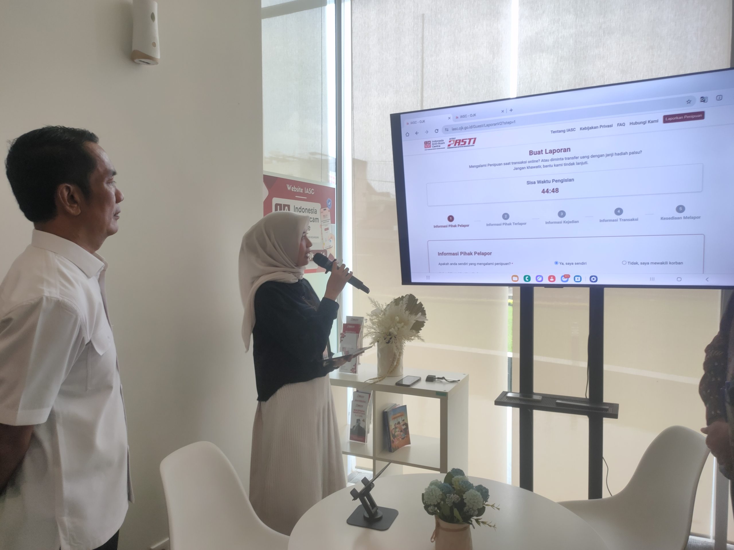 Wakil Ketua Komisi XI DPR RI Fauzi Amro sedang memperhatikan bagaimana sistem pelaporan AISC di OJK Sumsel (Indodaily.co)