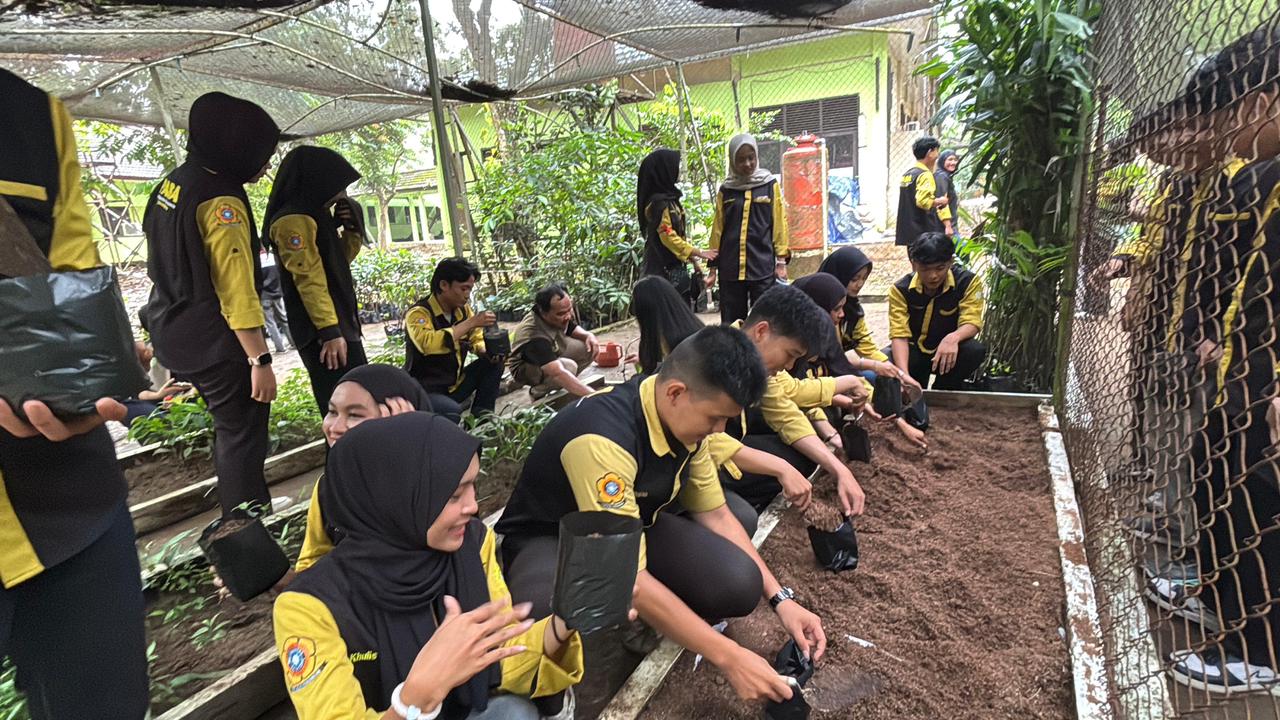 Serunya Pasa Green Action 2006: Mahasiswa Administrasi Publik Unsri peduli lingkungan bersama Dishut Sumsel (Dok Humas FISIP Unsri / Indodaily.co)