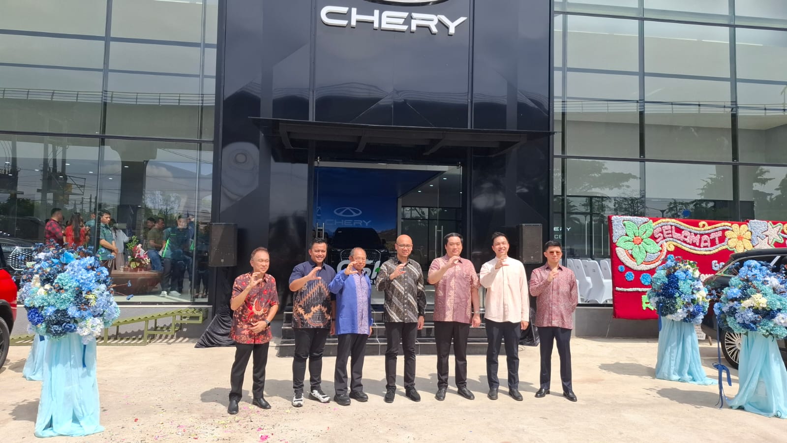 Para pejabat Chery Wonder Sukarami saat meresmikan showroom dan dealer 3S Chery di Palembang Sumsel (Indodaily.co)