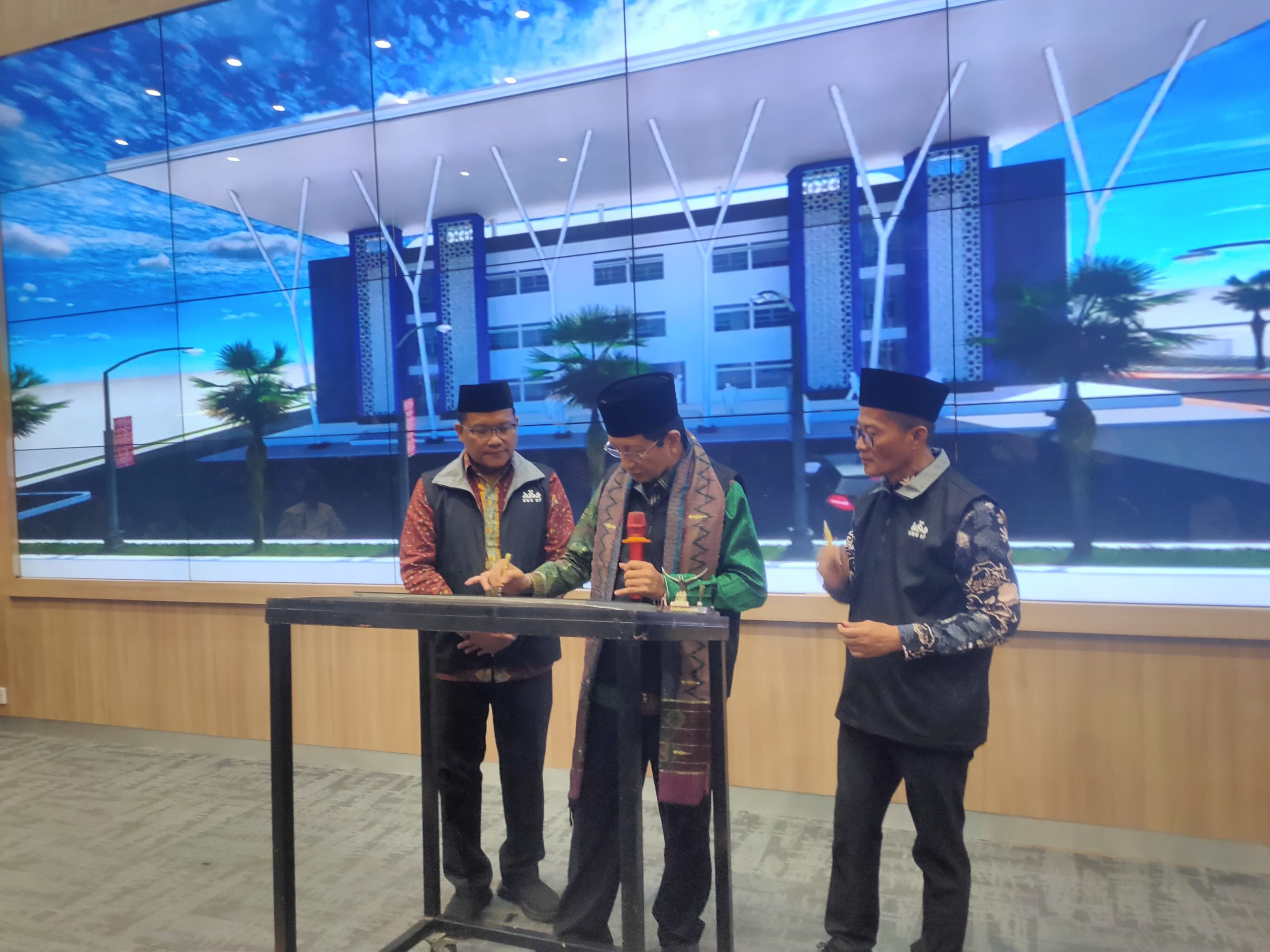 Menteri Agama Nasaruddin Umar meresmikan Badan Wakaf UIN Raden Fatah Palembang dan melakukan penandatanganan prasasti Gedung Sport and Business Centre UIN Raden Fatah Palembang (Indodaily.co)