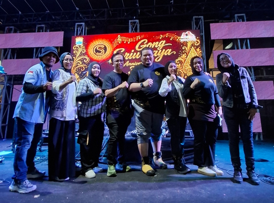 Ketua Gong Sriwijaya Muhammad Fajri atau biasa dipanggil Abah Fajri (tengah), berfoto dengan perwakilan dari para musisi yang meramaikan panggung Anniversary ke-33 Gong Sriwijaya di Car Free Night (CFN) Palembang, Sabtu (6/6/2026) malam (Indodaily.co)