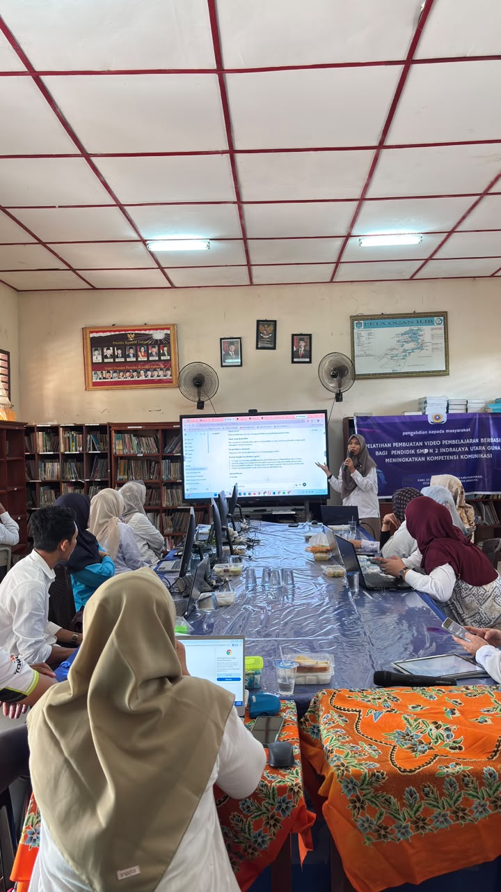 Dosen Ilmu Komunikasi Unsri bekali guru SMPN 2 Indralaya Utara bikin video berbasis AI (Dok. Humas Ilmu Komunikasi Fisip UNSRI)