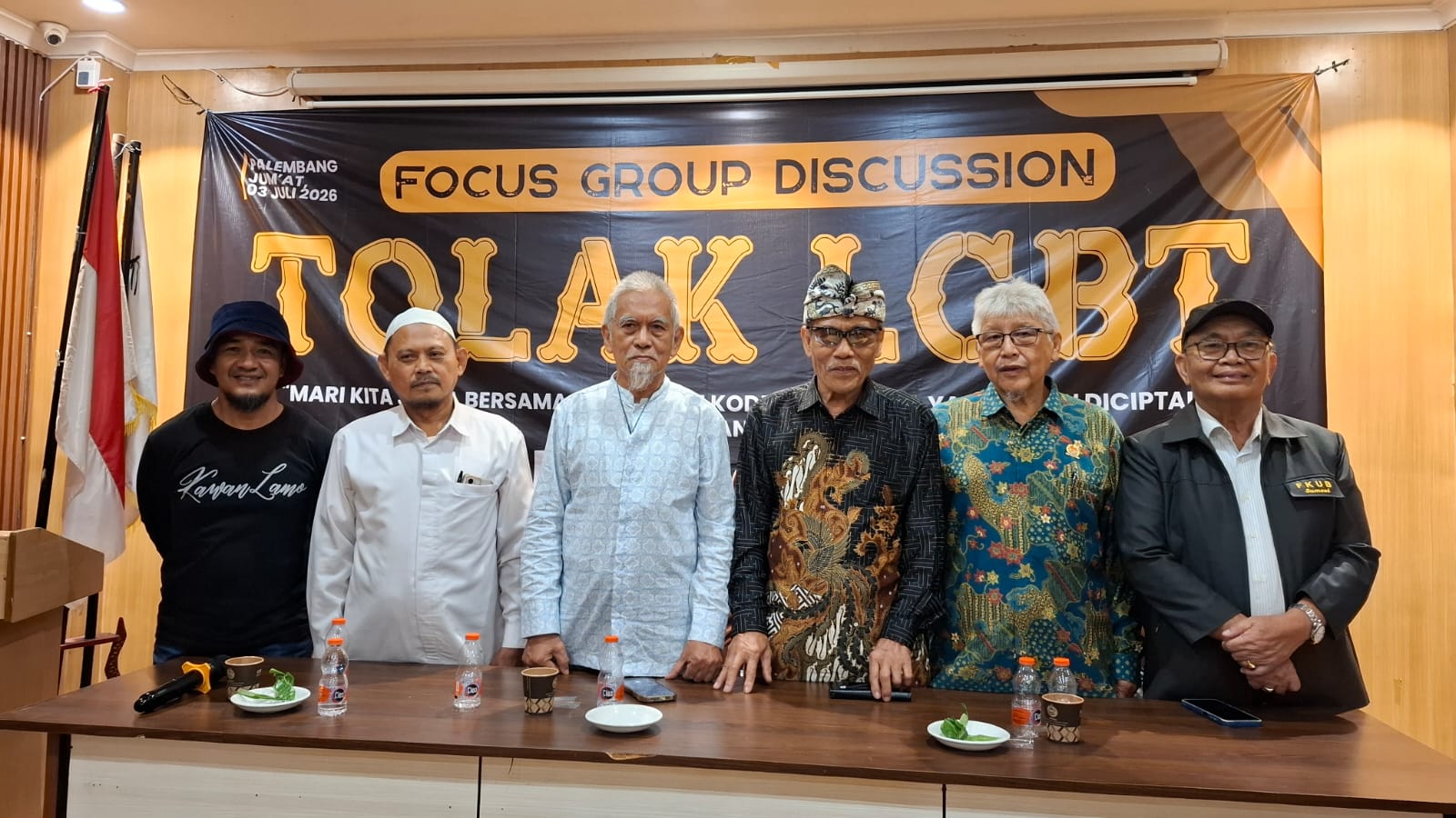 Ketua Yayasan Kawan Lamo Galo Palembang (kiri) bersama perwakilan Forum Kerukunan Umat Beragama (FKUB) Sumsel bersama-sama mendukung penolakan komunitas LGBT di Palembang dan mendorong Perwali dan Perda Tolak LGBT (Dok. Humas Yayasan Kawan Lamo Galo Palembang / Indodaily.co)