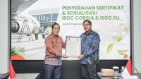 Direktur Pemasaran Korporat Pertamina Patra Niaga , Alimuddin Baso (kanan) menerima sertifikat ISCC (International Sustainability and Carbon Certification) dari CEO PT Qualitas Sertifikasi Indonesia, Ryanza Prasetya (kiri)