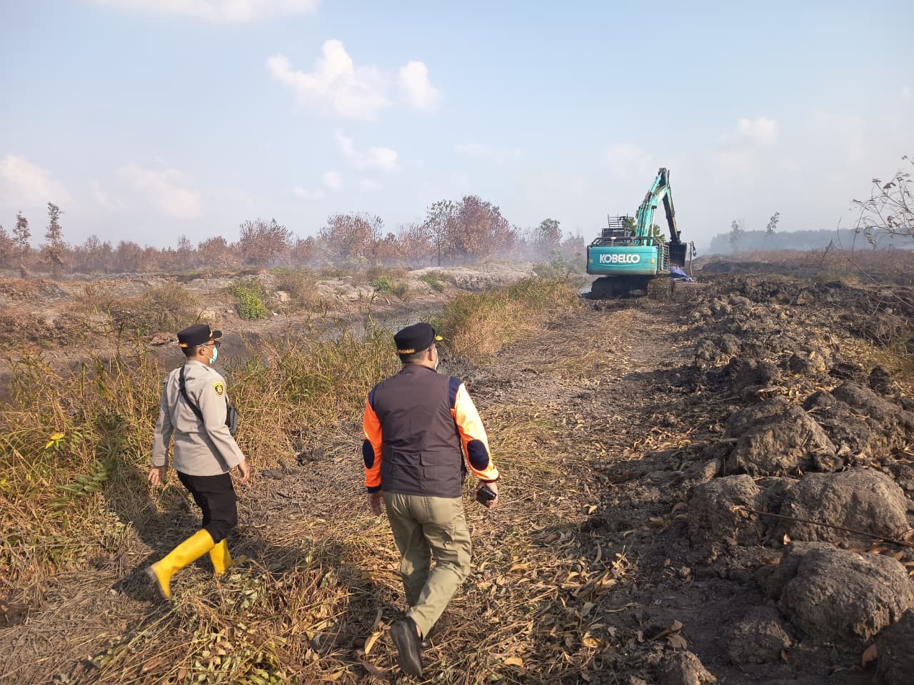 Sistem pembasahan lahan gambut, air diambil dari kanal atau sumber air lainnya, kemudian dipompakan ke dalam lahan gambut yg telah digali menggunakan excavator dibuat menjadi embung, sehingga air masuk ke gambut (Dok. Humas BNPB)
