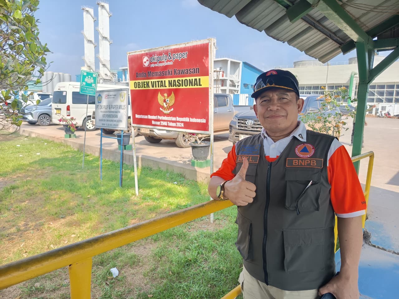 Ketua Harian Unsur Pengarah Badan Nasional Penanggulangan Bencana (BNPB), Brigjen Pol (Purn) Ary Laksmana Widjaja saat meninjau kawasan karhutla di Kabupaten OKI Sumsel (Dok. Humas BNPB)