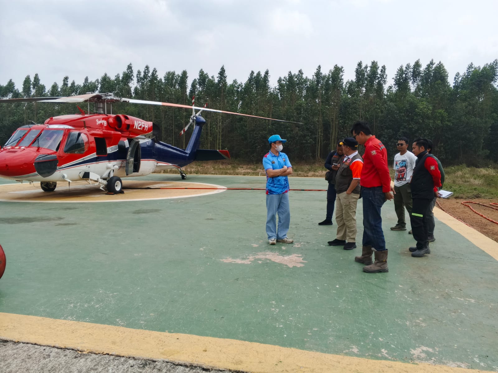 Helikopter water bombing yang digunakan untuk membantu penanganan kebakaran, tidak hanya di dalam tetapi juga di sekitar wilayah konsesi di Kabupaten OKI Sumsel (Dok. Humas BNPB)